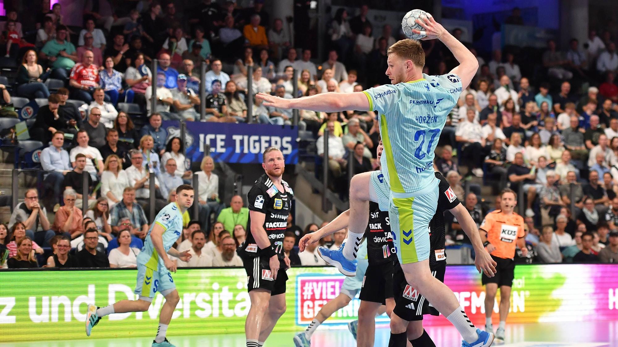 Kristjan Horzen beim Sprungwurf aufs Tor.