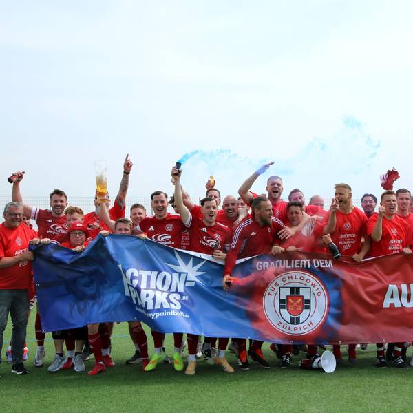 Die zweite Mannschaft des TuS Zülpich steht hinter einem Aufsteiger-Banner und jubelt.