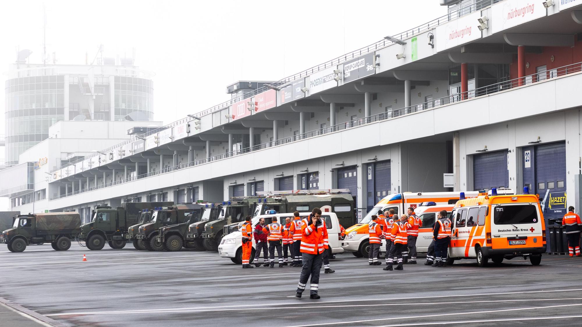 Einsatzfahrzeuge des Deutschen Roten Kreuzes sowie der Bundeswehr stehen auf einem Boxenareal des Nürburgrings, das nach der Flutkatastrophe 2021 als Bereitstellungsraum genutzt wurde.