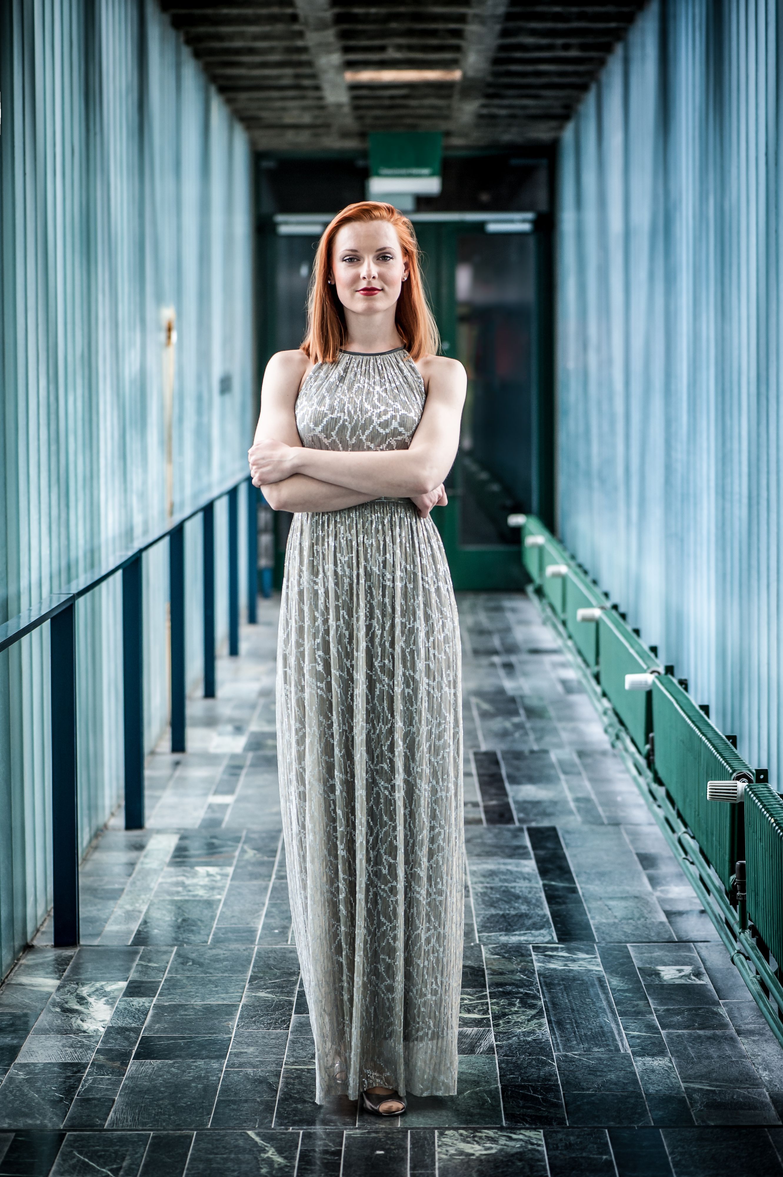 Viktoriia Vitrenko schaut in die Kamera.