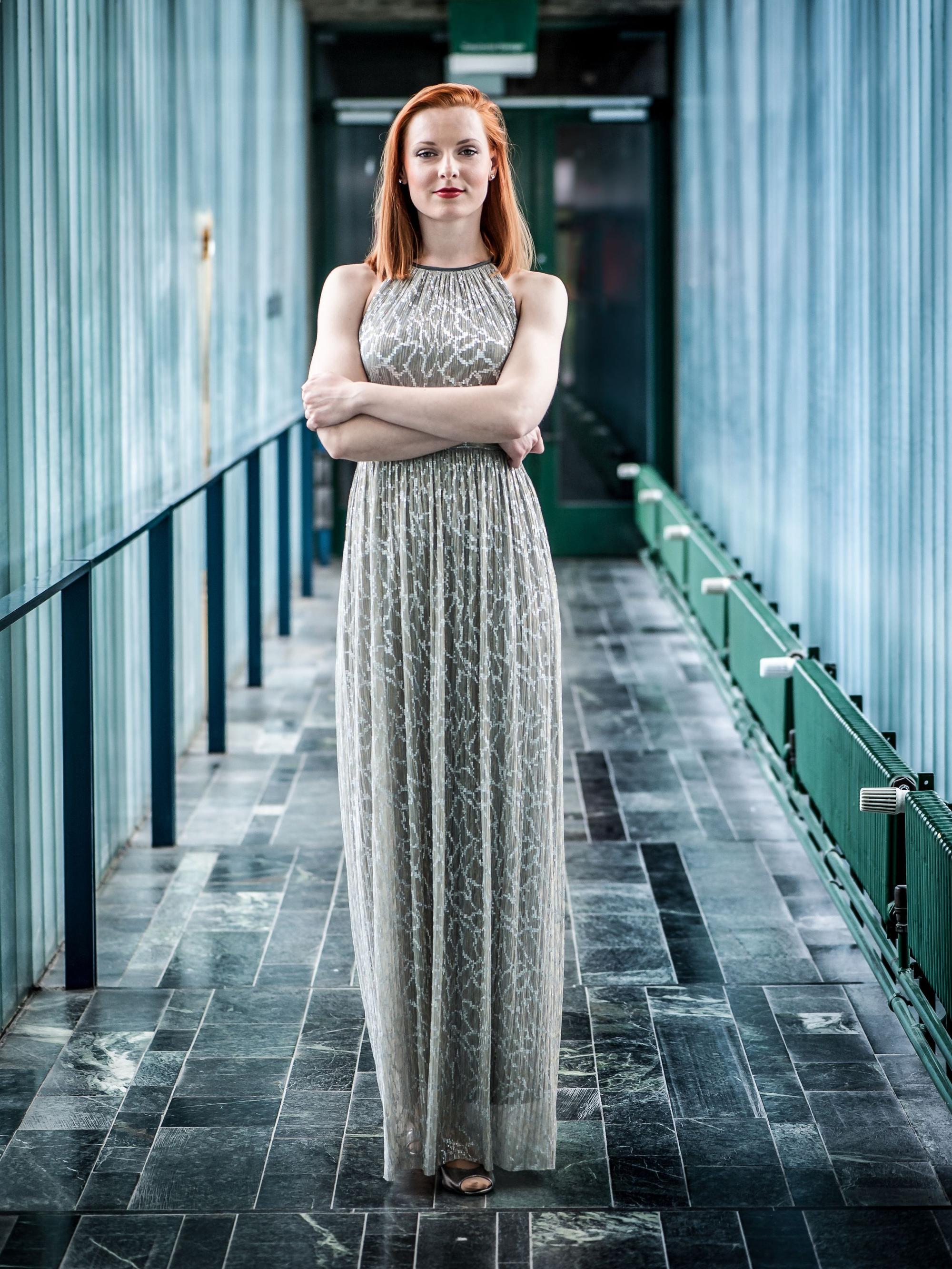 Viktoriia Vitrenko schaut in die Kamera.