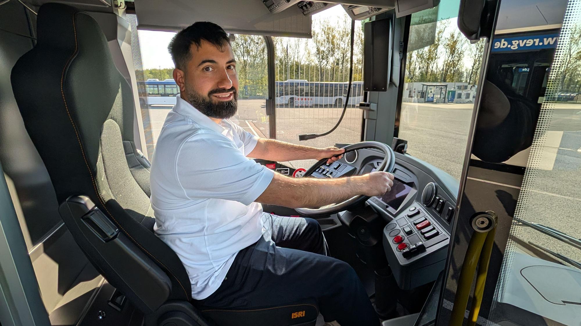 Das Foto zeigt den Busfahrer am Steuer.