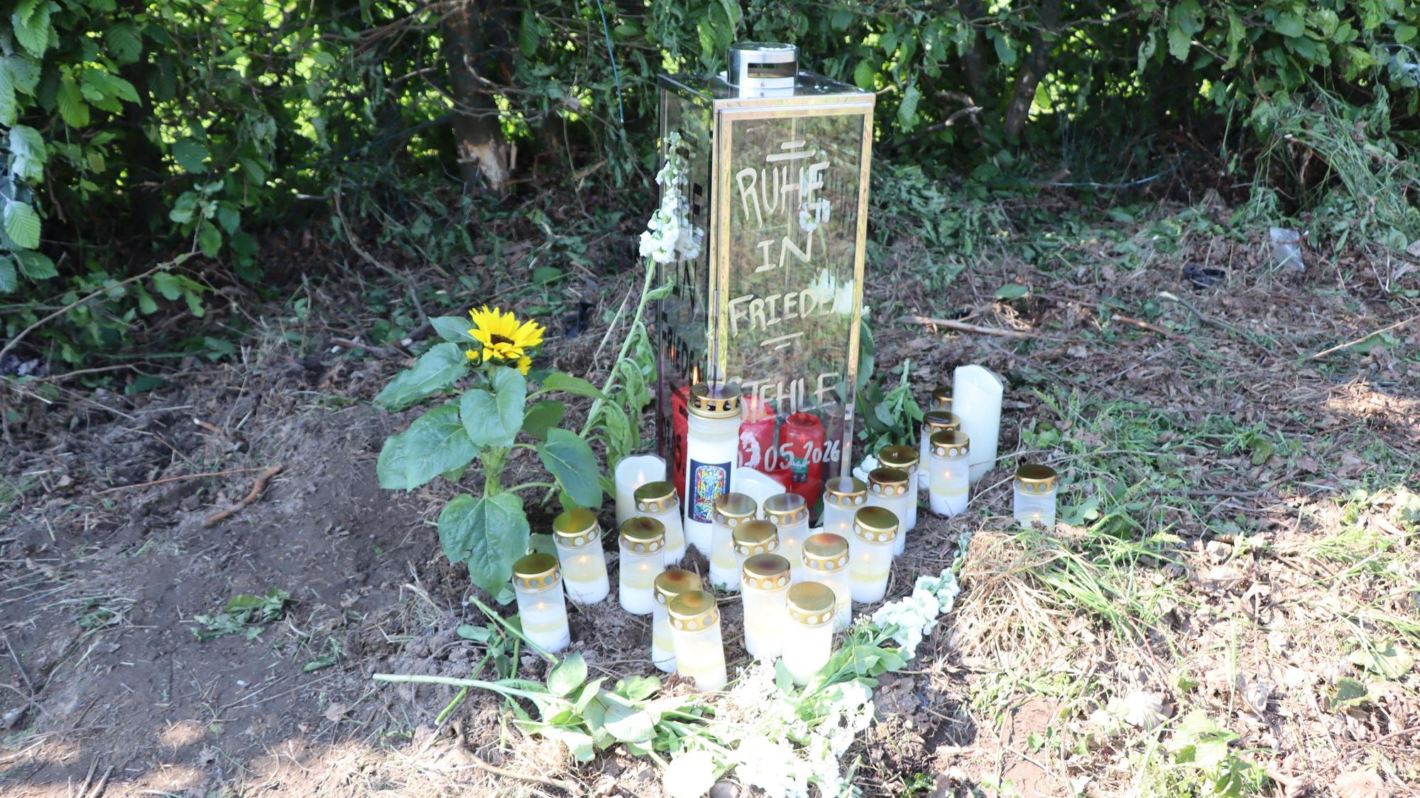 Blumen und Kerzen an der Unfallstelle. Viele Menschen trauerten um das Unfallopfer.