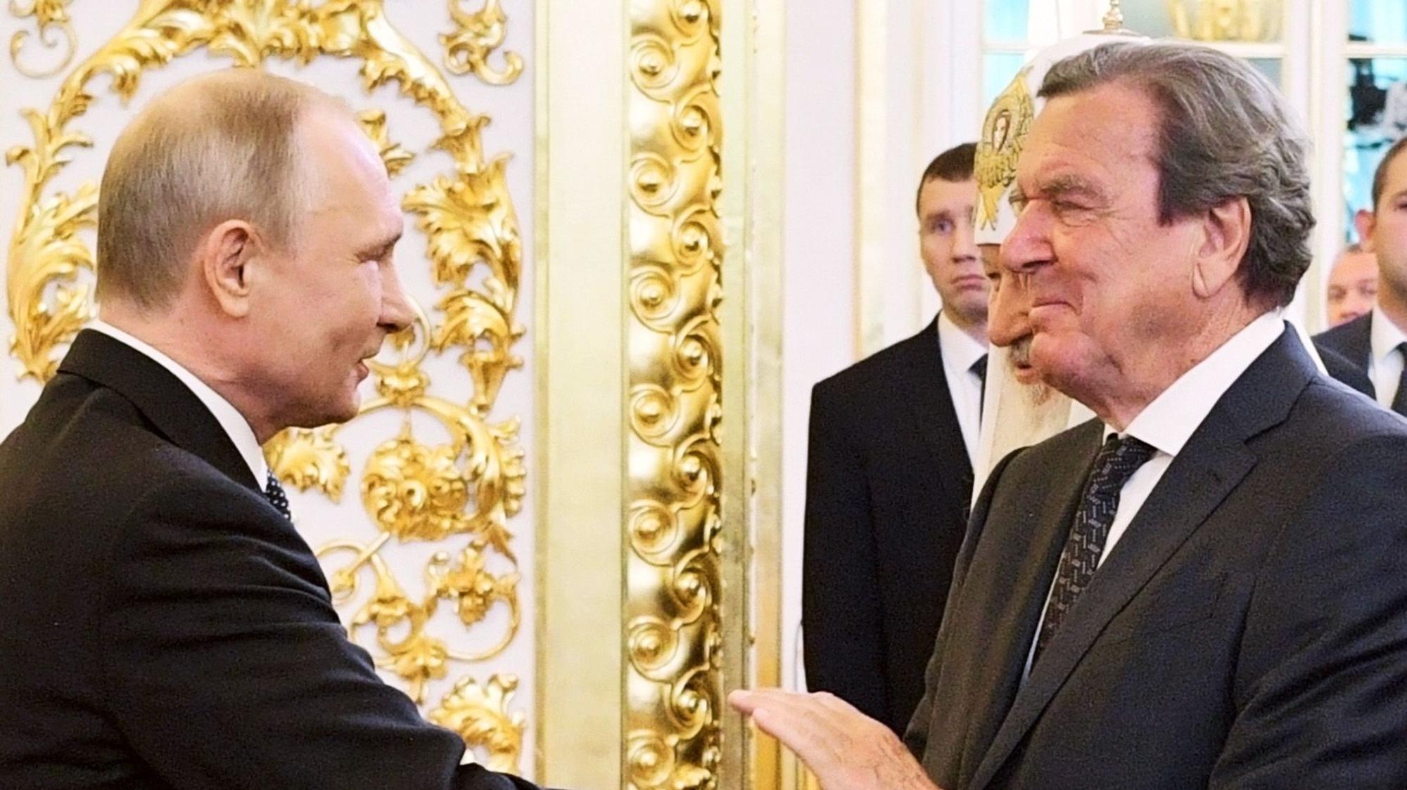 Gerhard Schröder (r.) und Wladimir Putin (l.) im Mai 2018 im Kreml