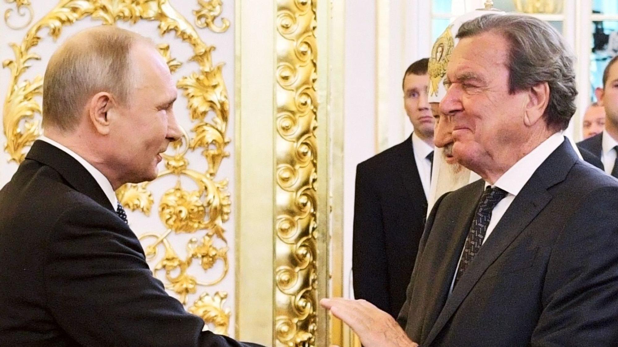 Gerhard Schröder (r.), ehemaliger deutscher Bundeskanzler, gibt Wladimir Putin (l.), Präsident von Russland, bei dessen vierter Amtseinführung im Kreml die Hand. (Archivbild)