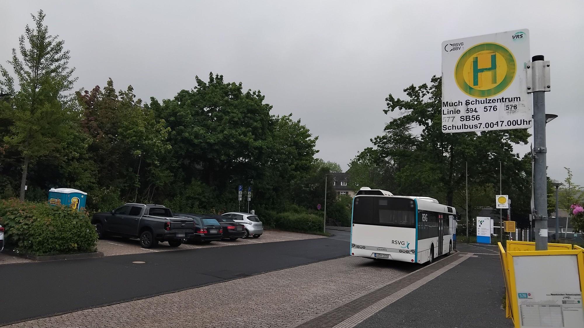 Etwa 200 Busse am Tag könnten bald am Schulzentrum halten. Bürger protestieren, Verwaltung und Politik sehen ebenfalls große Probleme.
Much Gesamtschule Schnellbuslinien Rendez-Vous