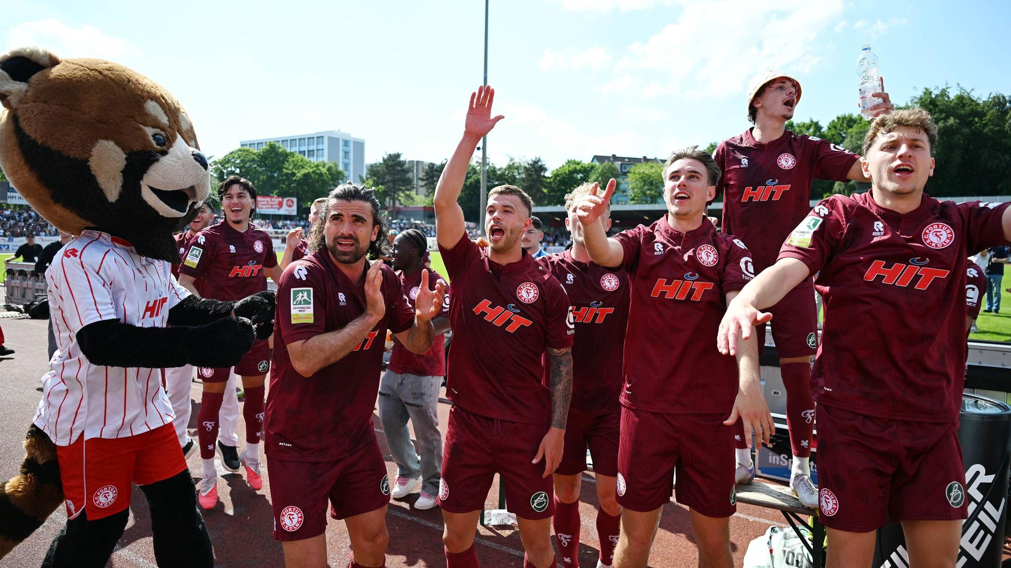 09.05.2026, xophax, Fussball Regionalliga West. SC Fortuna Köln gegen Sportfreunde Siegen. Fortuna Köln ist aufgestiegen . Feier im Südstadion nach dem Schlusspfiff. Mannschaft feiert mit den Fans und Ultras. V.l.n. rechts : Maskottchen Fred David Haider Kamm Al Azzawe , Tom Geerkens , Luca Majetic , Maximilian Fischer , Dejan Galen alle Fortuna Köln Koeln *** 09 05 2026, xophax, Soccer Regionalliga West SC Fortuna Köln vs Sportfreunde Siegen Fortuna Köln is promoted Celebration in the Südstadion after the final whistle Team celebrates with the fans and Ultras From left to right Mascot Fred David Haider Kamm Al Azzawe , Tom Geerkens , Luca Majetic , Maximilian Fischer , Dejan Galen all Fortuna Köln Koeln