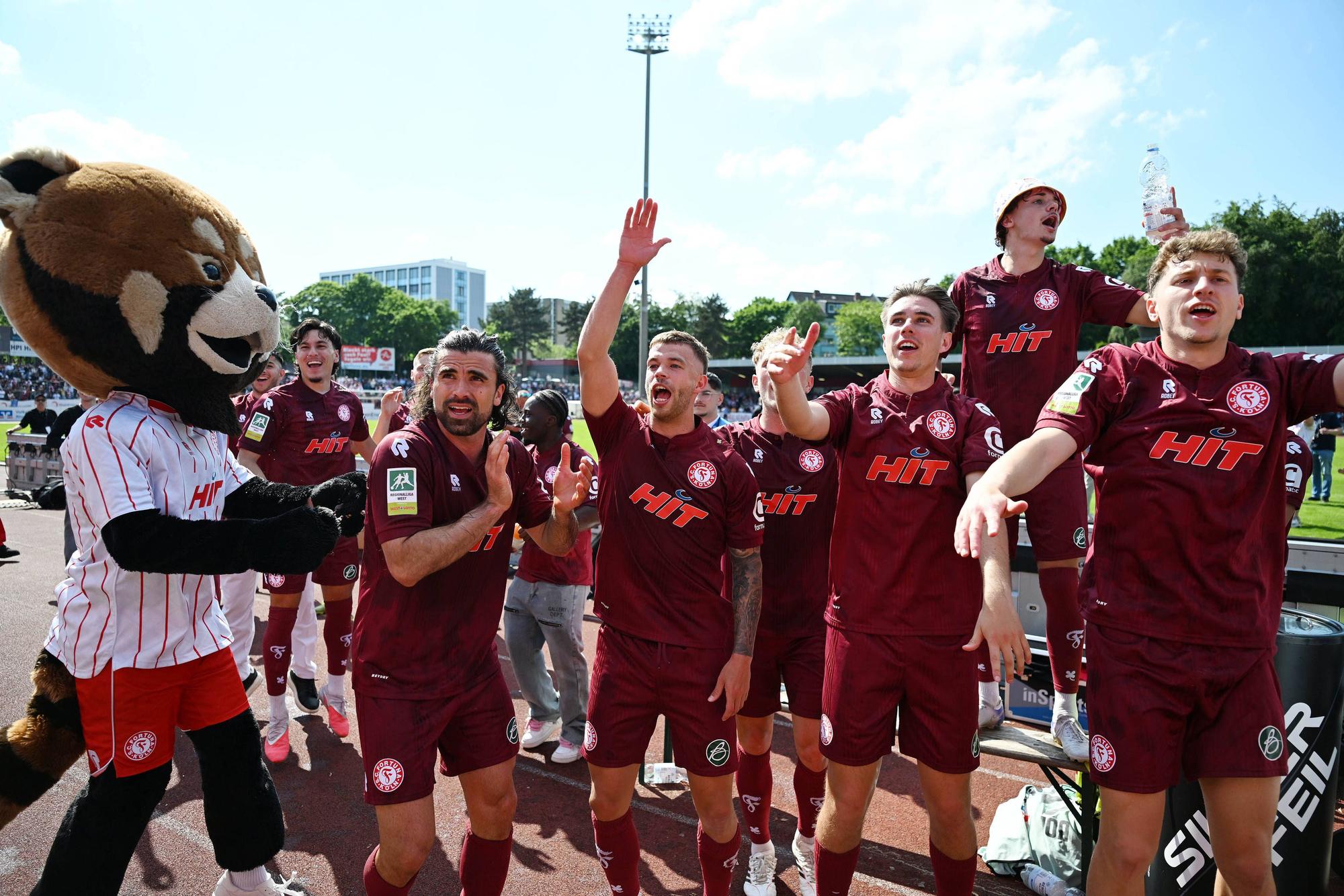 09.05.2026, xophax, Fussball Regionalliga West. SC Fortuna Köln gegen Sportfreunde Siegen. Fortuna Köln ist aufgestiegen . Feier im Südstadion nach dem Schlusspfiff. Mannschaft feiert mit den Fans und Ultras. V.l.n. rechts : Maskottchen Fred David Haider Kamm Al Azzawe , Tom Geerkens , Luca Majetic , Maximilian Fischer , Dejan Galen alle Fortuna Köln Koeln *** 09 05 2026, xophax, Soccer Regionalliga West SC Fortuna Köln vs Sportfreunde Siegen Fortuna Köln is promoted Celebration in the Südstadion after the final whistle Team celebrates with the fans and Ultras From left to right Mascot Fred David Haider Kamm Al Azzawe , Tom Geerkens , Luca Majetic , Maximilian Fischer , Dejan Galen all Fortuna Köln Koeln