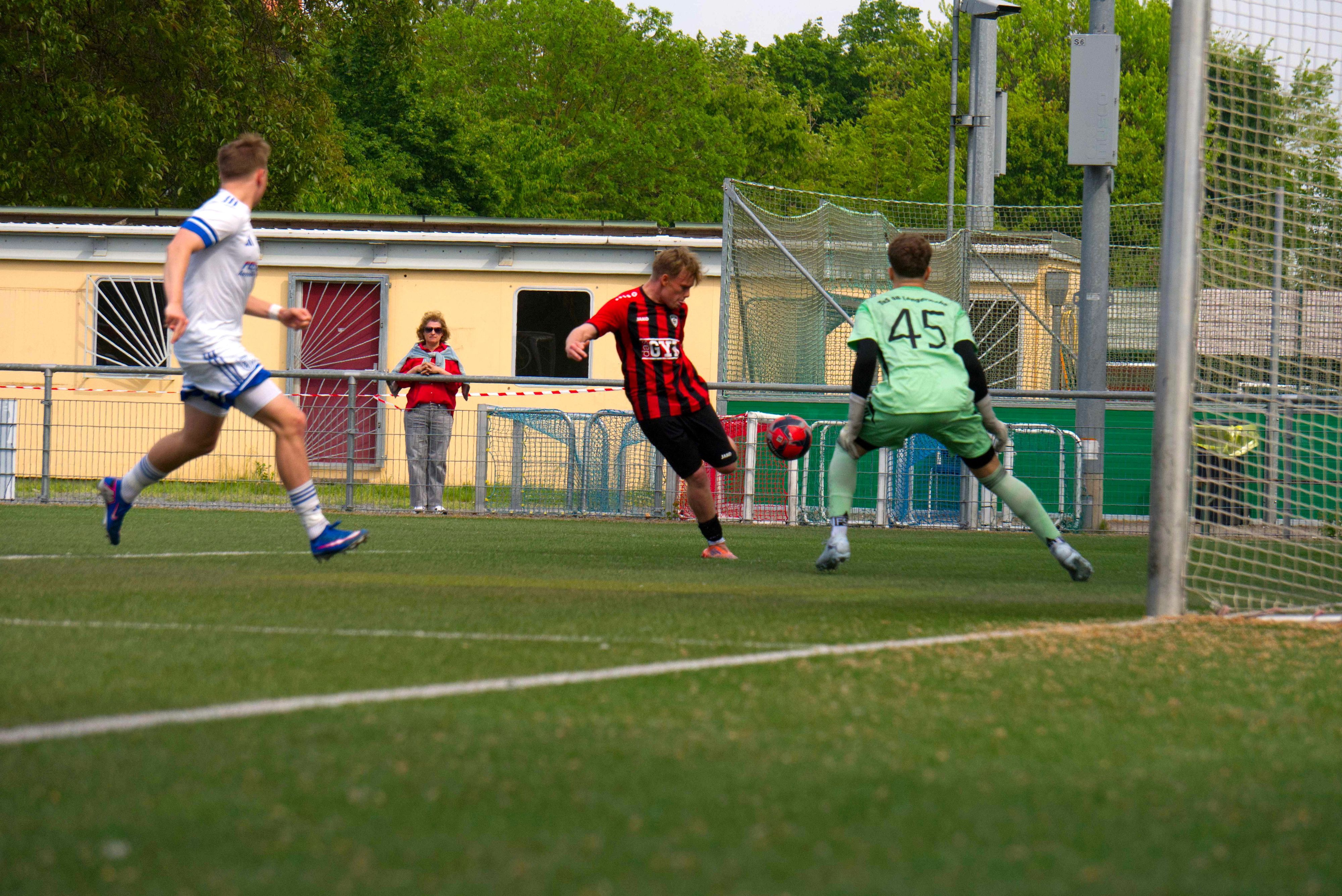 Tobias Rick beim Torschuss, der Torwart erwartet den Ball.