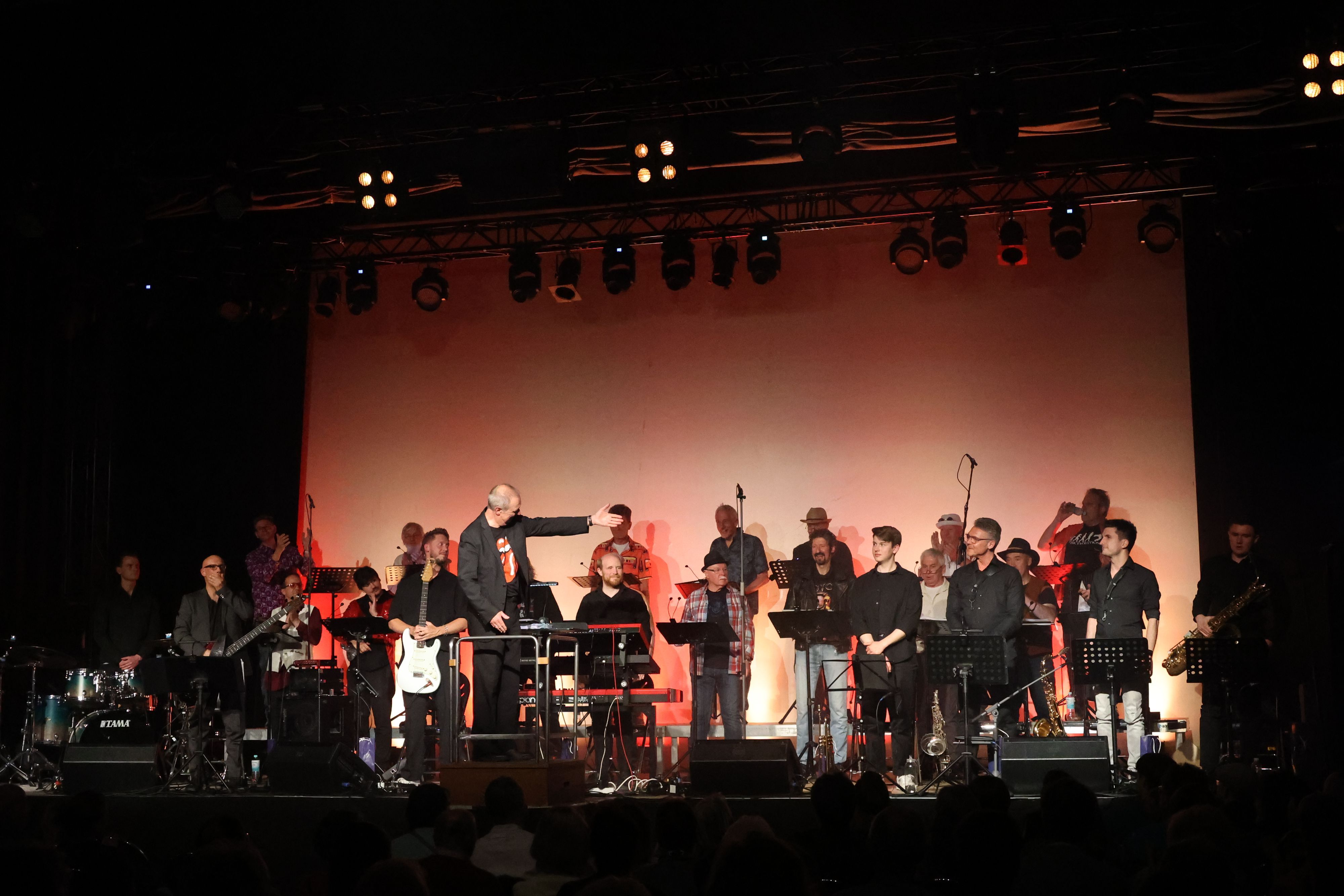 Chorleiter Volker Wierz mit den Good Voices Dürrscheid auf der Bühne