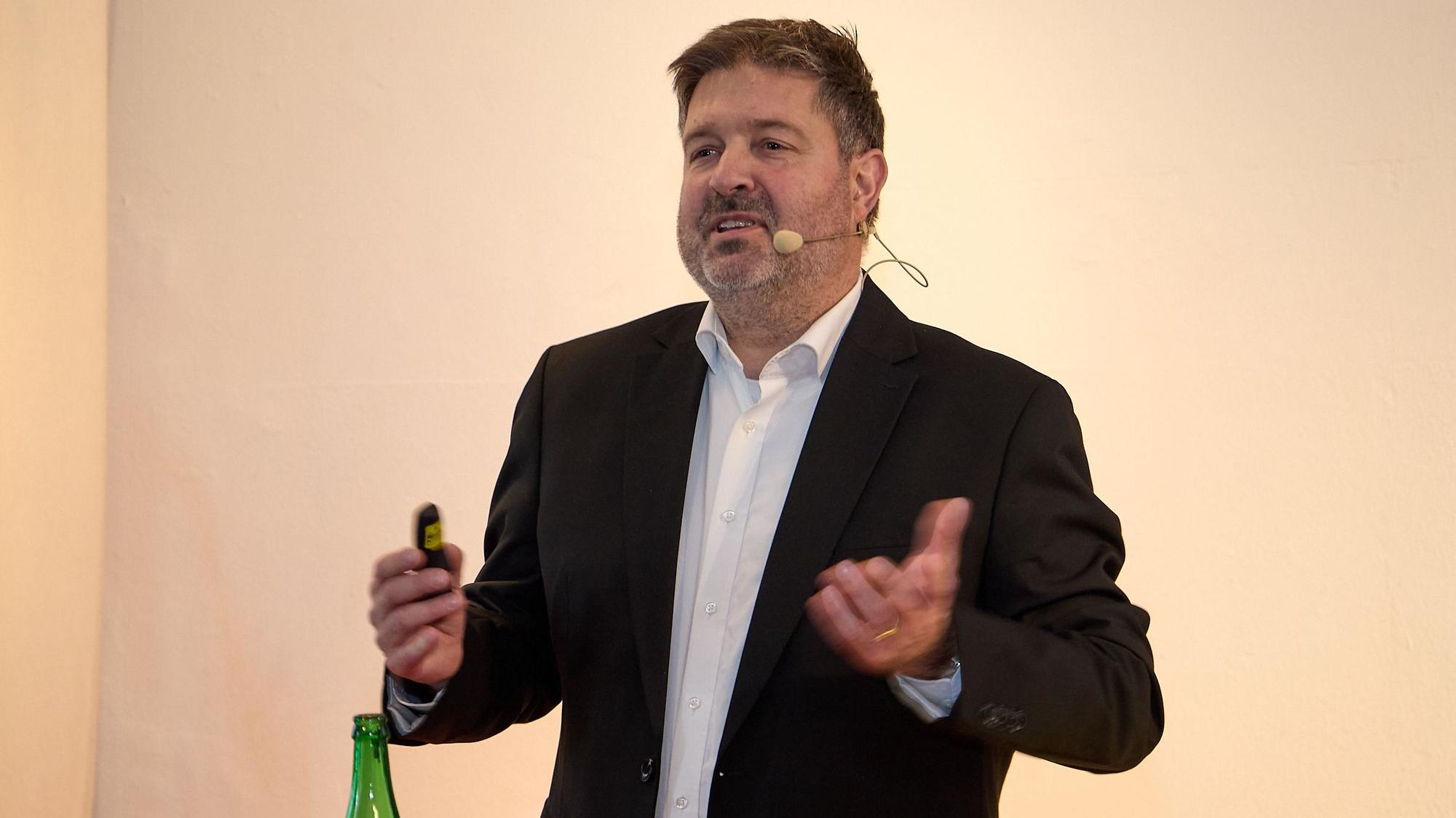 Michael Sieland, Konventionsbeauftragter des DRK Nordrhein, beim Vortrag in Vogelsang.