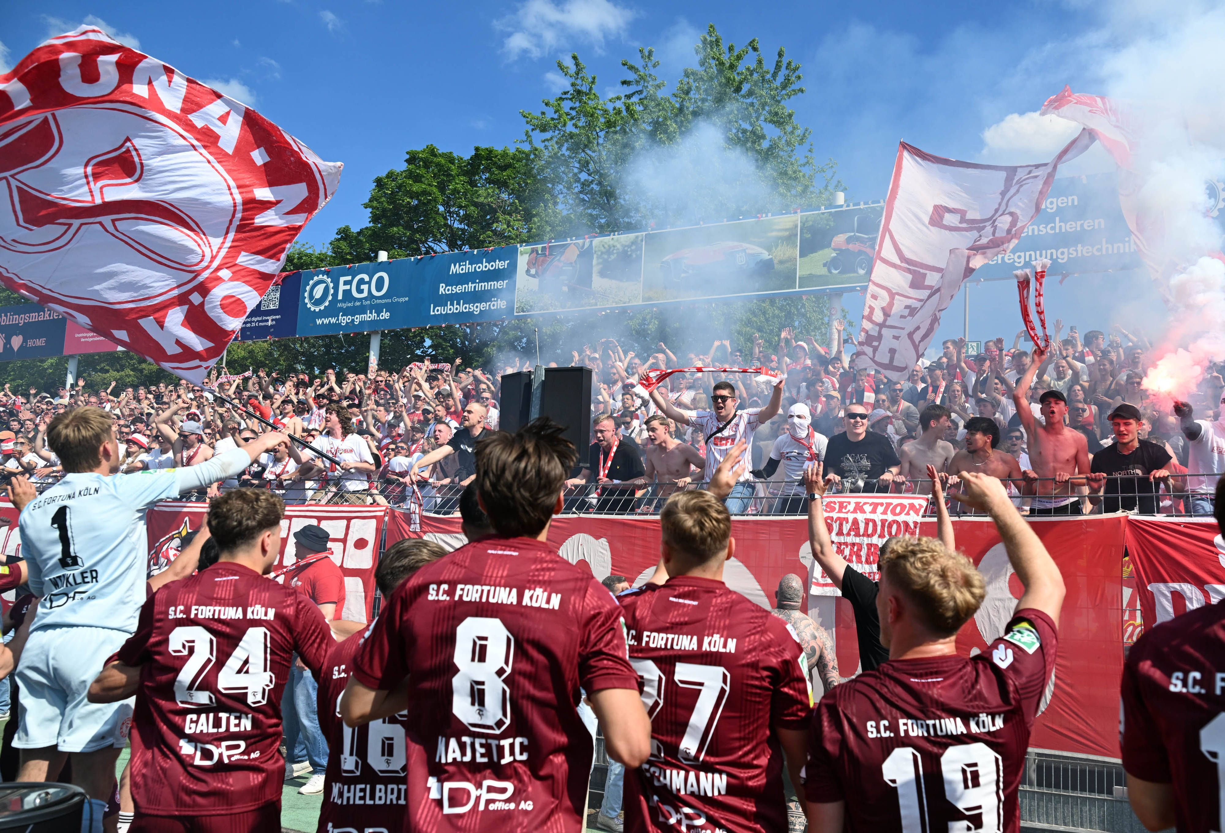 09.05.2026, xophax, Fussball Regionalliga West. SC Fortuna Köln gegen Sportfreunde Siegen. Fortuna Köln ist aufgestiegen . Feier im Südstadion nach dem Schlusspfiff. Mannschaft feiert mit den Fans und Ultras. Koeln *** 09 05 2026, xophax, Soccer Regionalliga West SC Fortuna Köln vs Sportfreunde Siegen Fortuna Köln is promoted Celebration in the Südstadion after the final whistle Team celebrates with the fans and Ultras Koeln