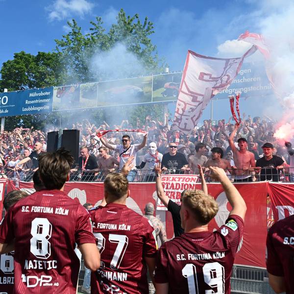 09.05.2026, xophax, Fussball Regionalliga West. SC Fortuna Köln gegen Sportfreunde Siegen. Fortuna Köln ist aufgestiegen . Feier im Südstadion nach dem Schlusspfiff. Mannschaft feiert mit den Fans und Ultras. Koeln *** 09 05 2026, xophax, Soccer Regionalliga West SC Fortuna Köln vs Sportfreunde Siegen Fortuna Köln is promoted Celebration in the Südstadion after the final whistle Team celebrates with the fans and Ultras Koeln