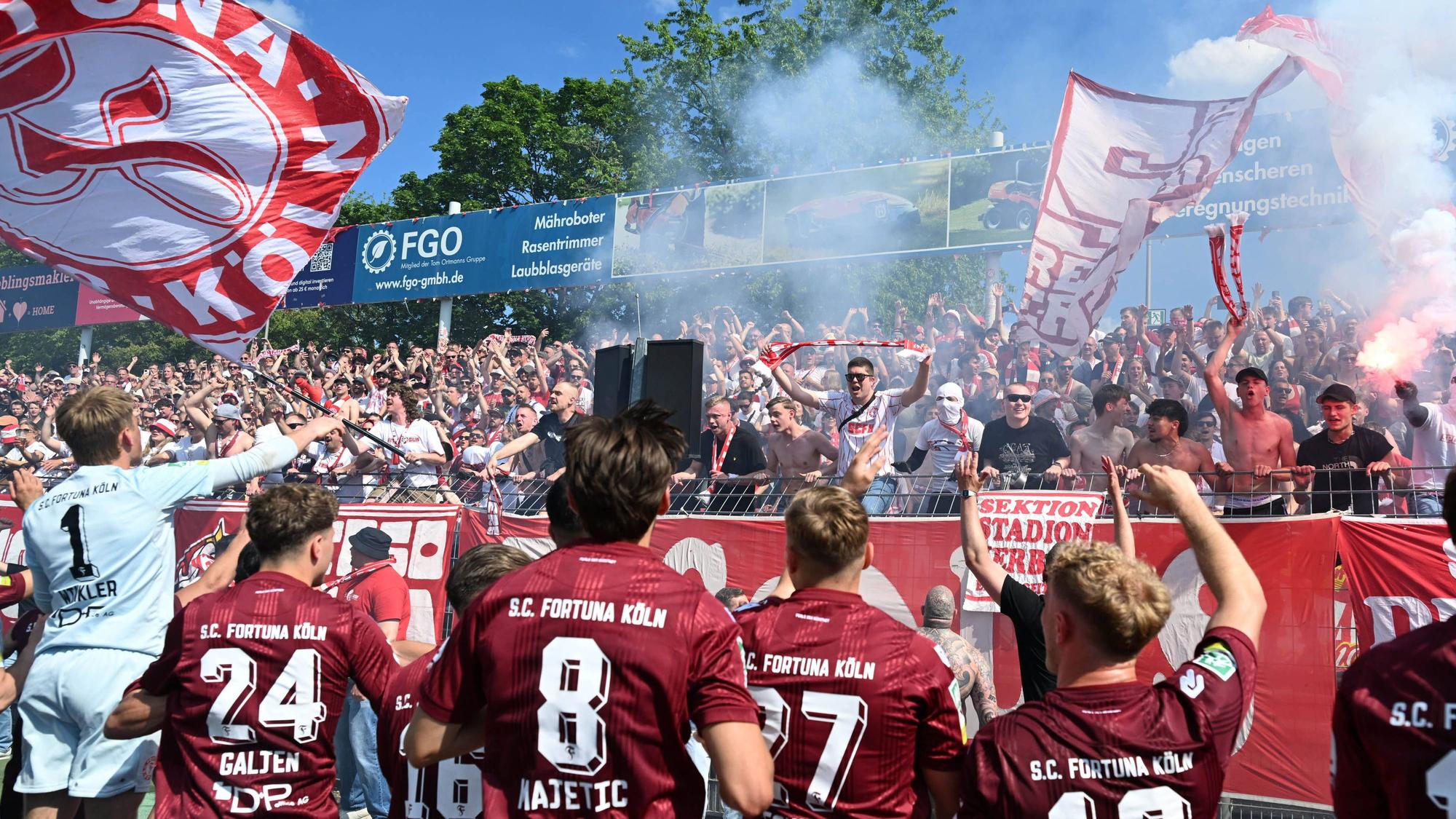 09.05.2026, xophax, Fussball Regionalliga West. SC Fortuna Köln gegen Sportfreunde Siegen. Fortuna Köln ist aufgestiegen . Feier im Südstadion nach dem Schlusspfiff. Mannschaft feiert mit den Fans und Ultras. Koeln *** 09 05 2026, xophax, Soccer Regionalliga West SC Fortuna Köln vs Sportfreunde Siegen Fortuna Köln is promoted Celebration in the Südstadion after the final whistle Team celebrates with the fans and Ultras Koeln