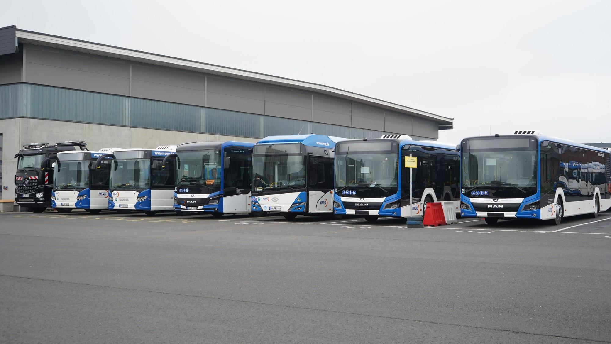 Ein Teil der Busflotte der REVG (Archivbild)