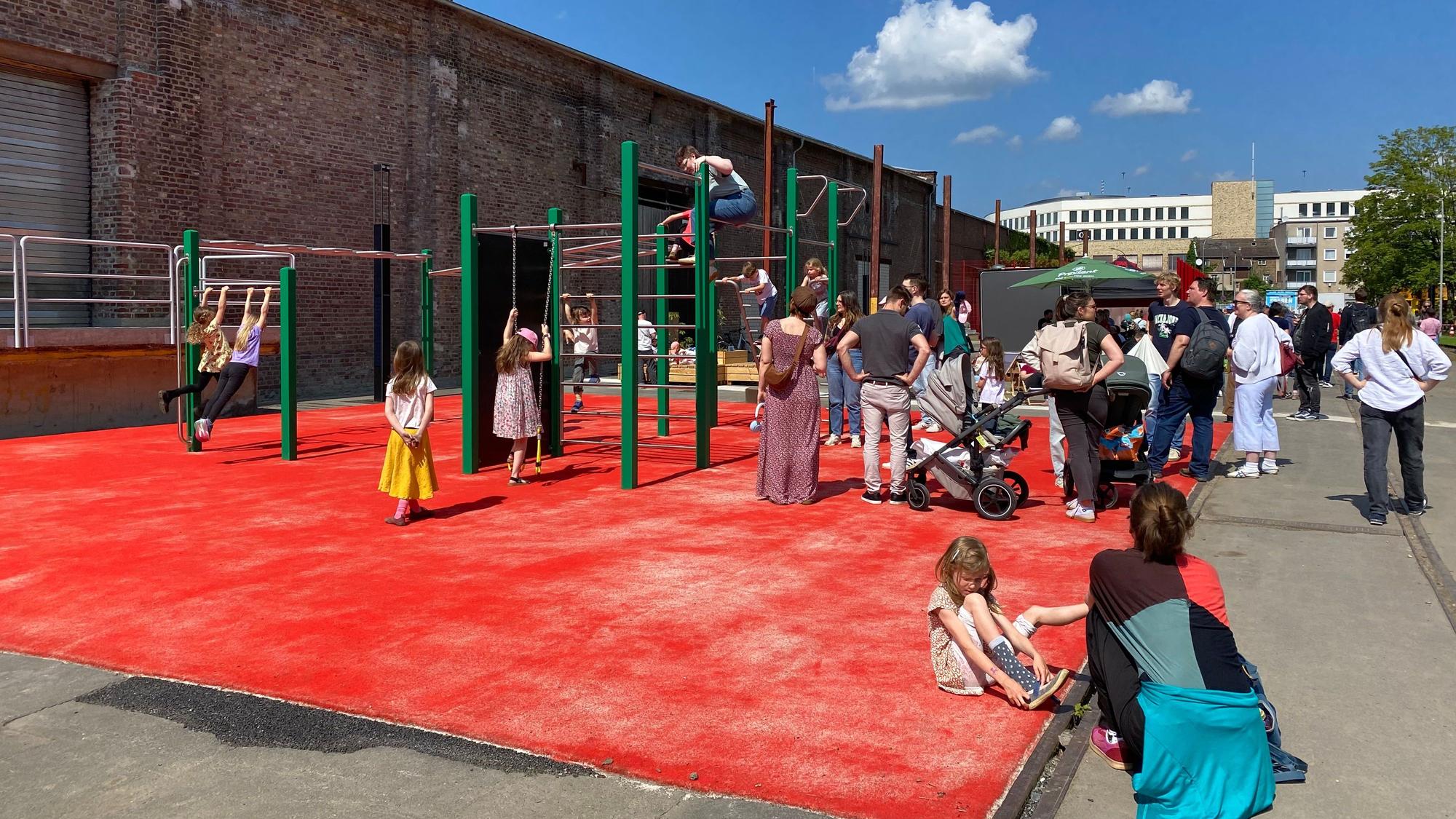 Kinder turnen an Sportgeräten.