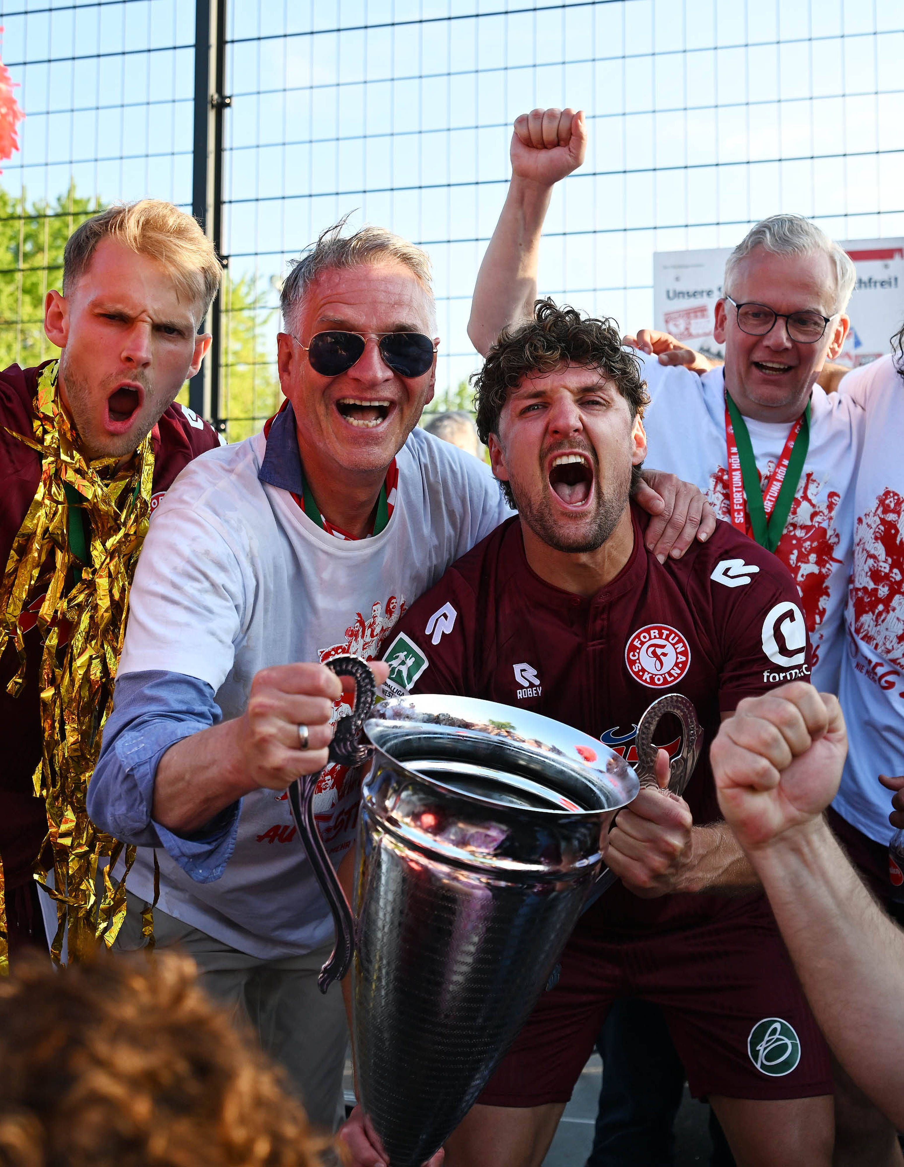 09.05.2026, xophax, Fussball Regionalliga West. SC Fortuna Köln gegen Sportfreunde Siegen. Fortuna Köln ist aufgestiegen . Feier im Südstadion nach dem Schlusspfiff. Georg Strauch , Präsident Hanns - Jörg Westendorf , Enzo Wirtz  alle SC Fortuna Köln  mit Pokal Koeln *** 09 05 2026, xophax, Soccer Regionalliga West SC Fortuna Köln vs Sportfreunde Siegen Fortuna Köln is promoted Celebration in the Südstadion after the final whistle Georg Strauch , President Hanns Jörg Westendorf , Enzo Wirtz all SC Fortuna Köln with cup Cologne