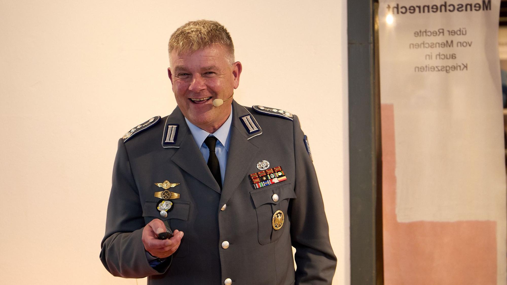 Dr. Martin-Christoph Henes, Oberstarzt der Bundeswehr, trägt seine graue Uniform.
