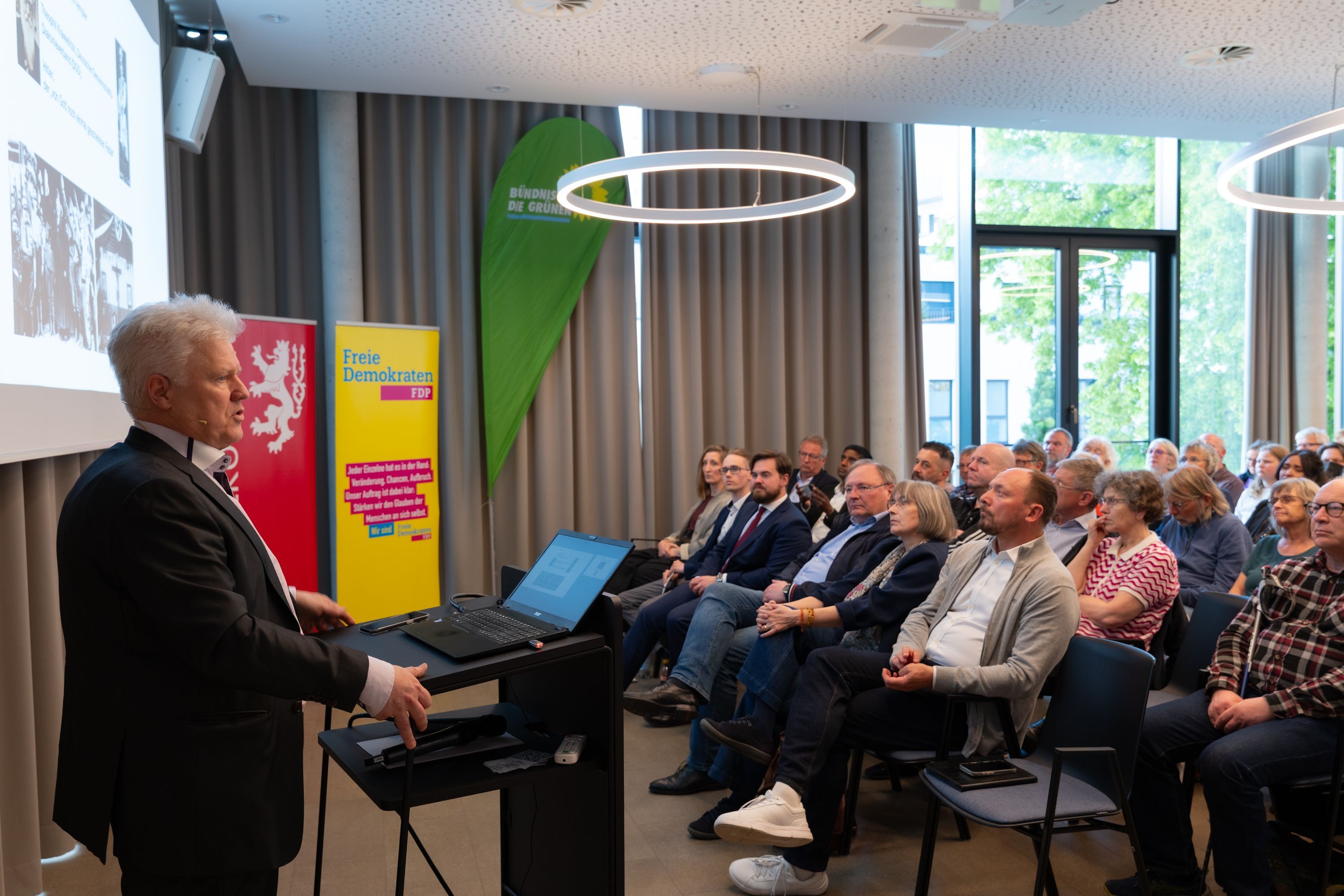 Peter Reinecke am Rednerpult in der Alten Vogtei vor den zahlreich erschienen Gästen.