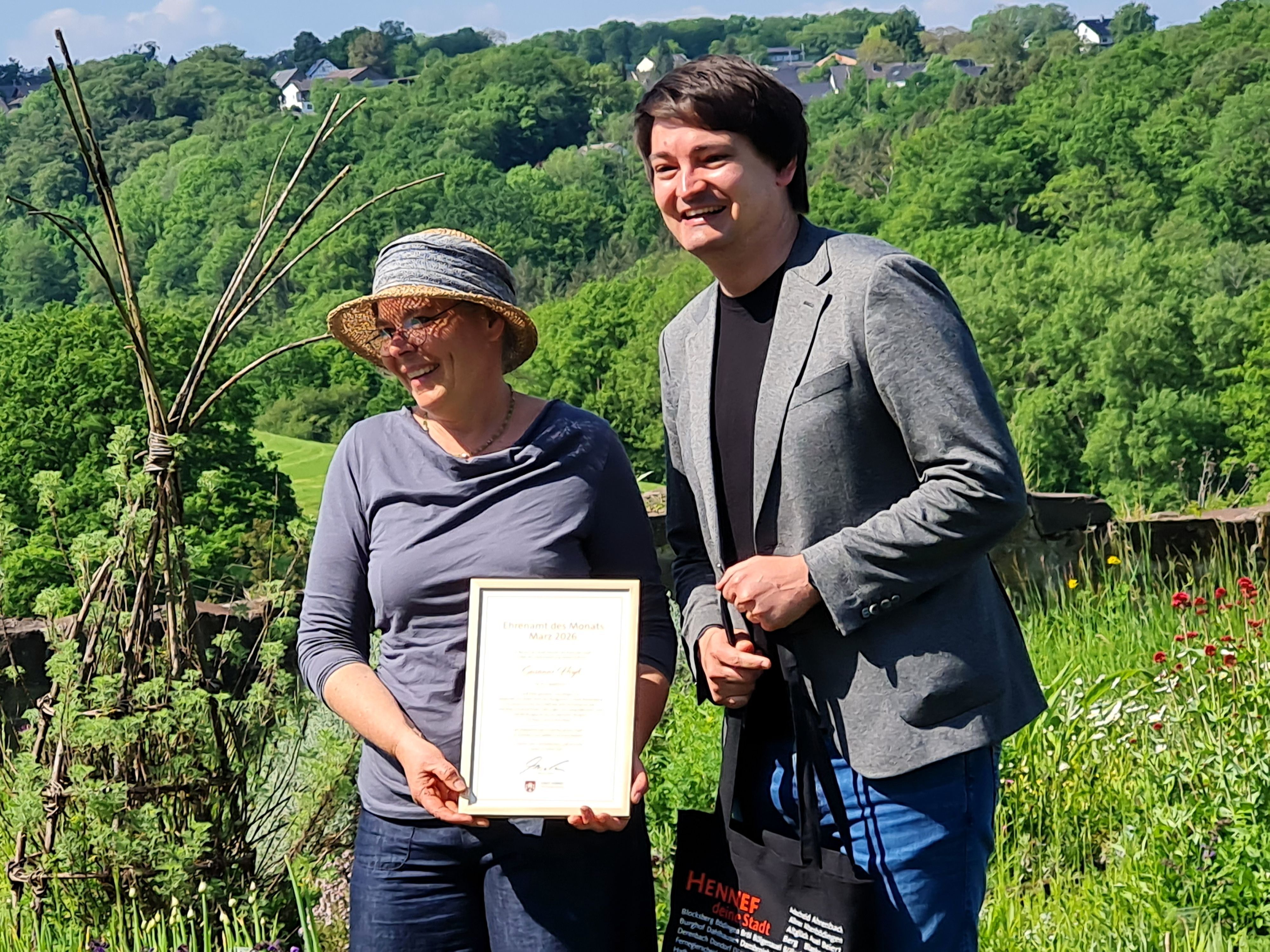 20 Jahre Burggarten Stadt Blankenberg, Susanne Heyd, Ehrenamtspreis Hennef, Bürgermeister Mario Dahm
Susanne Heyd wurde mit dem Ehrenamtspreis ausgezeichnet
