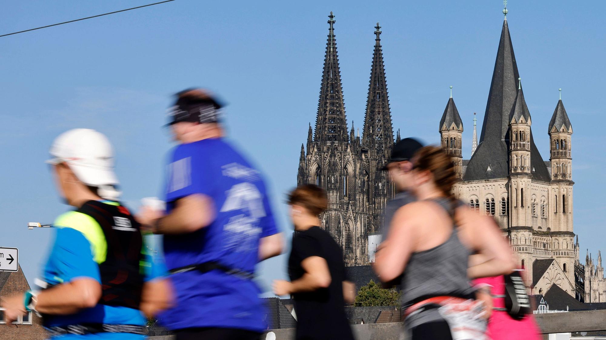 Teilnehmerinnen und Teilnehmer des Köln Marathon in Aktion. Nicht nur die Deutzer Brücke ist von Sperrungen betroffen. (Archivbild)