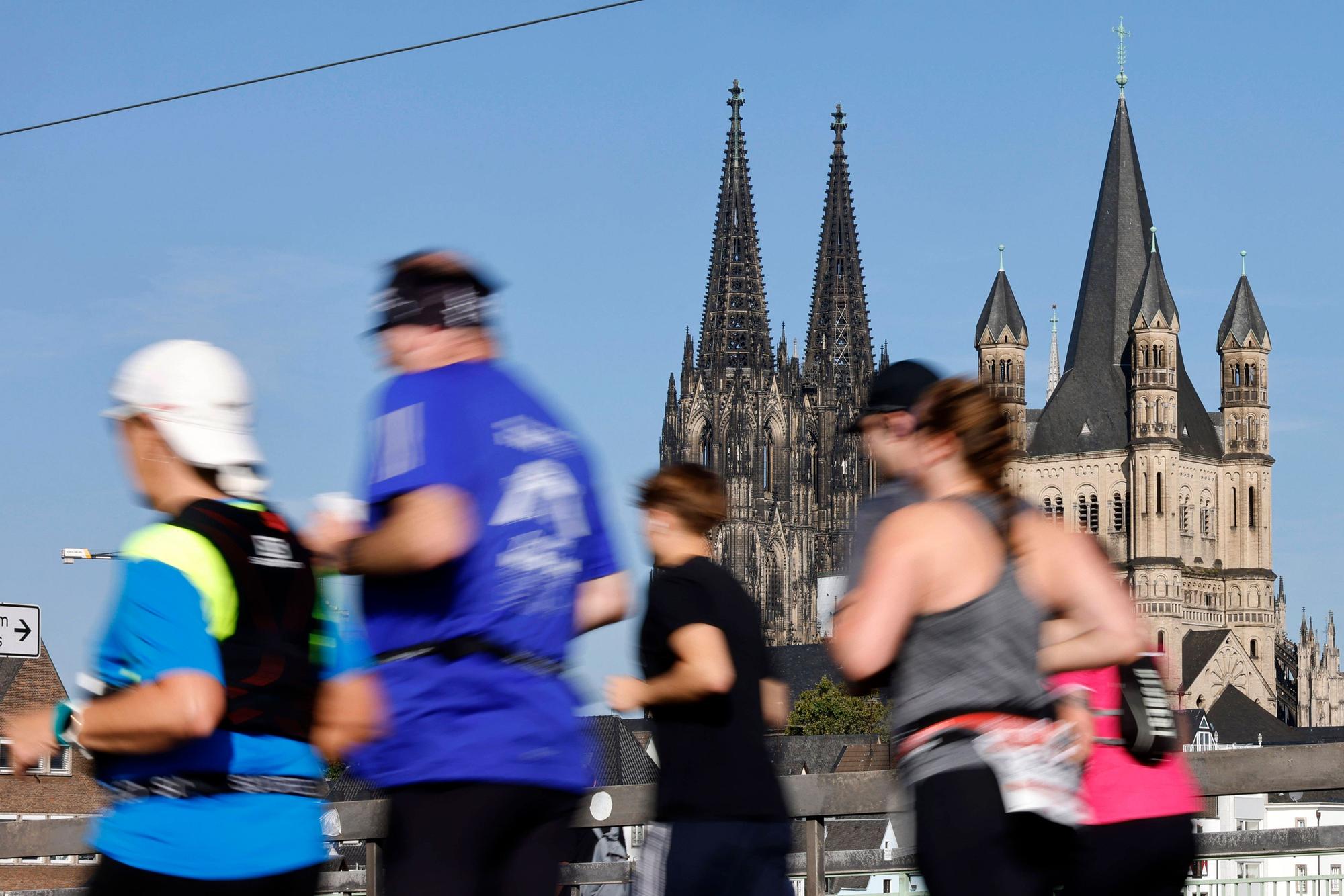 Läufer joggen über die Deutzer Brücke. (Archivbild)