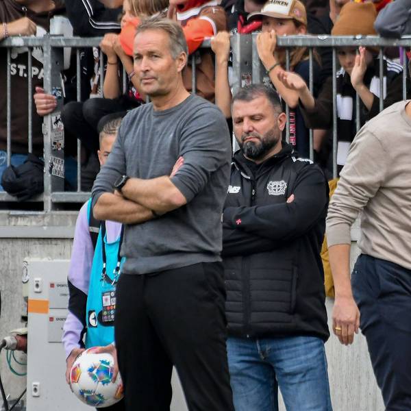 Kasper Hjulmand Trainer Simon Rolfes Leverkusen Deutschland , Hamburg , Millerntorstadion , Fussball , 1. Bundesliga , FC St Pauli - Bayer 04 Leverkusen *** Kasper Hjulmand Coach Simon Rolfes Leverkusen Germany , Hamburg , Millerntorstadion , Football , 1 Bundesliga , FC St Pauli Bayer 04 Leverkusen