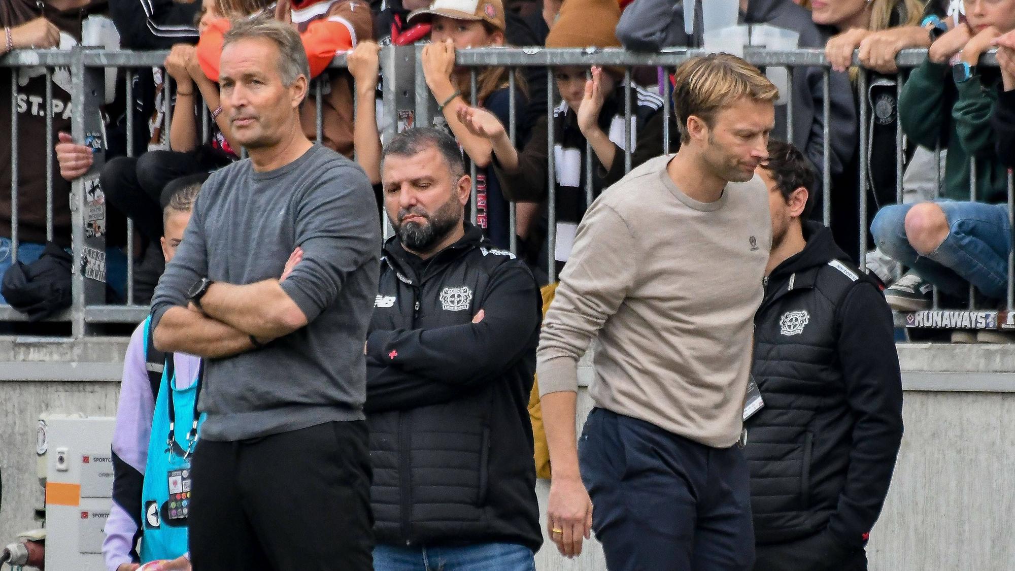 Kasper Hjulmand Trainer Simon Rolfes Leverkusen Deutschland , Hamburg , Millerntorstadion , Fussball , 1. Bundesliga , FC St Pauli - Bayer 04 Leverkusen *** Kasper Hjulmand Coach Simon Rolfes Leverkusen Germany , Hamburg , Millerntorstadion , Football , 1 Bundesliga , FC St Pauli Bayer 04 Leverkusen