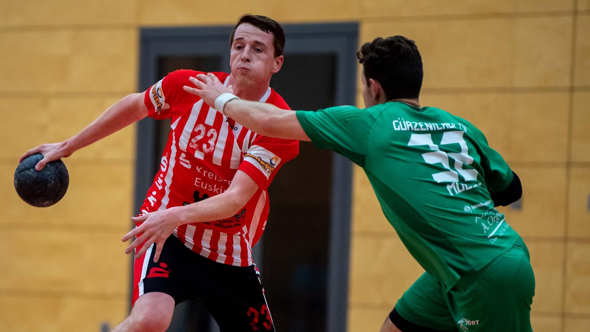 Das Bild zeigt Tobias Schmitz, wie er sich gegen seinen Gegenspieler durchsetzt.