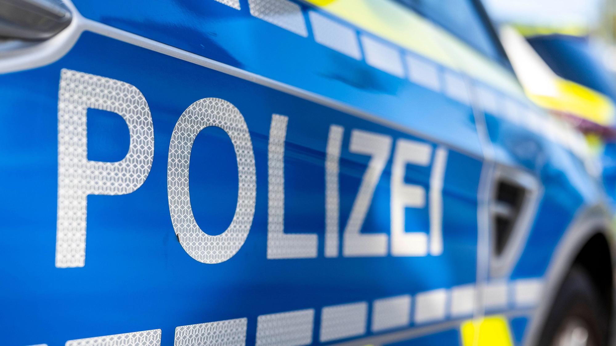 An der Tür von einem Streifenwagen steht der Schriftzug «Polizei».