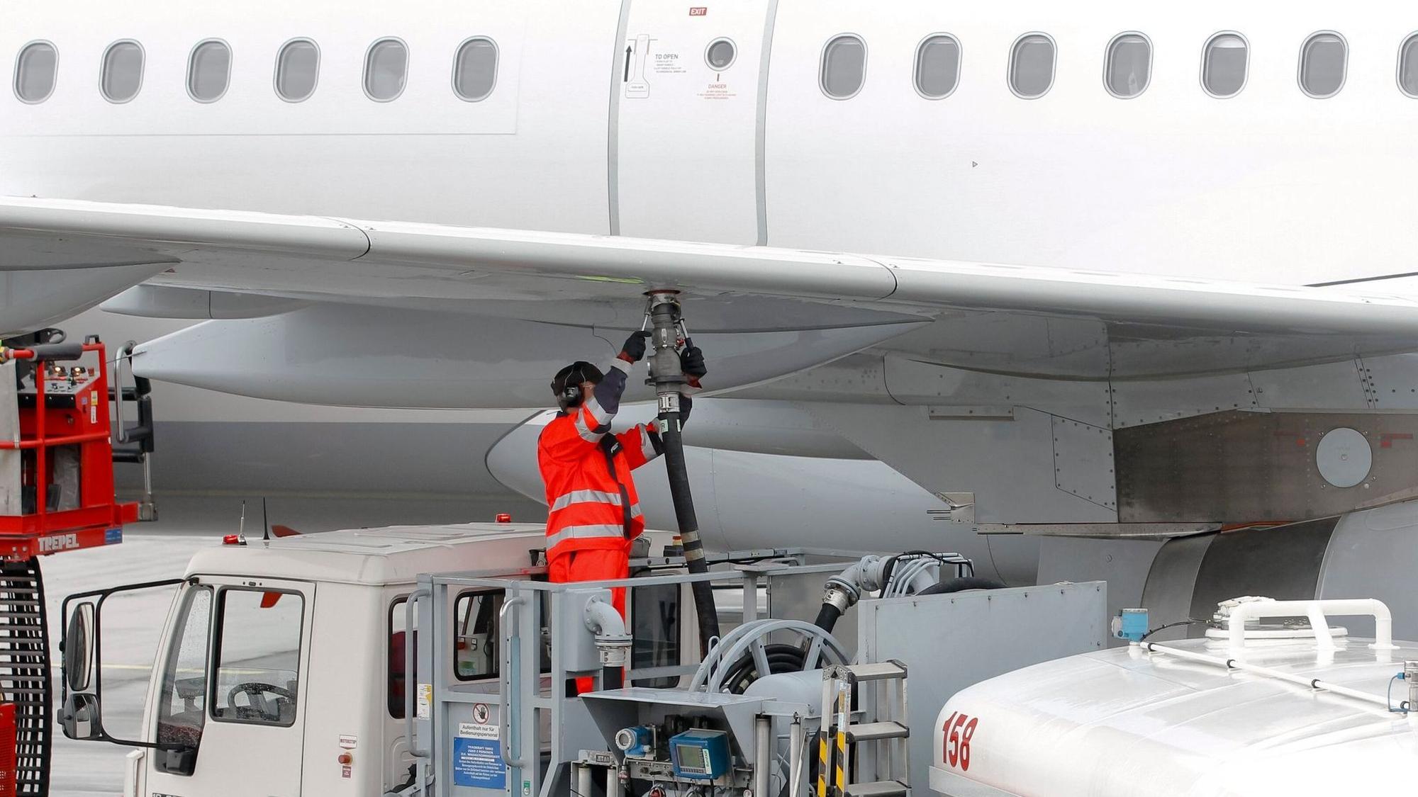 Airbus A321-200 wird betankt