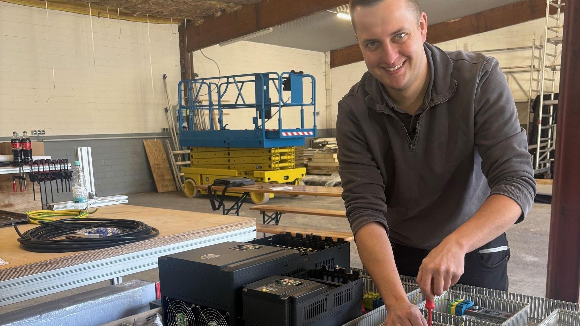 Fabian Stoll bei der Arbeit in seinem Elektrotechnik-Unternehmen in Iversheim.
