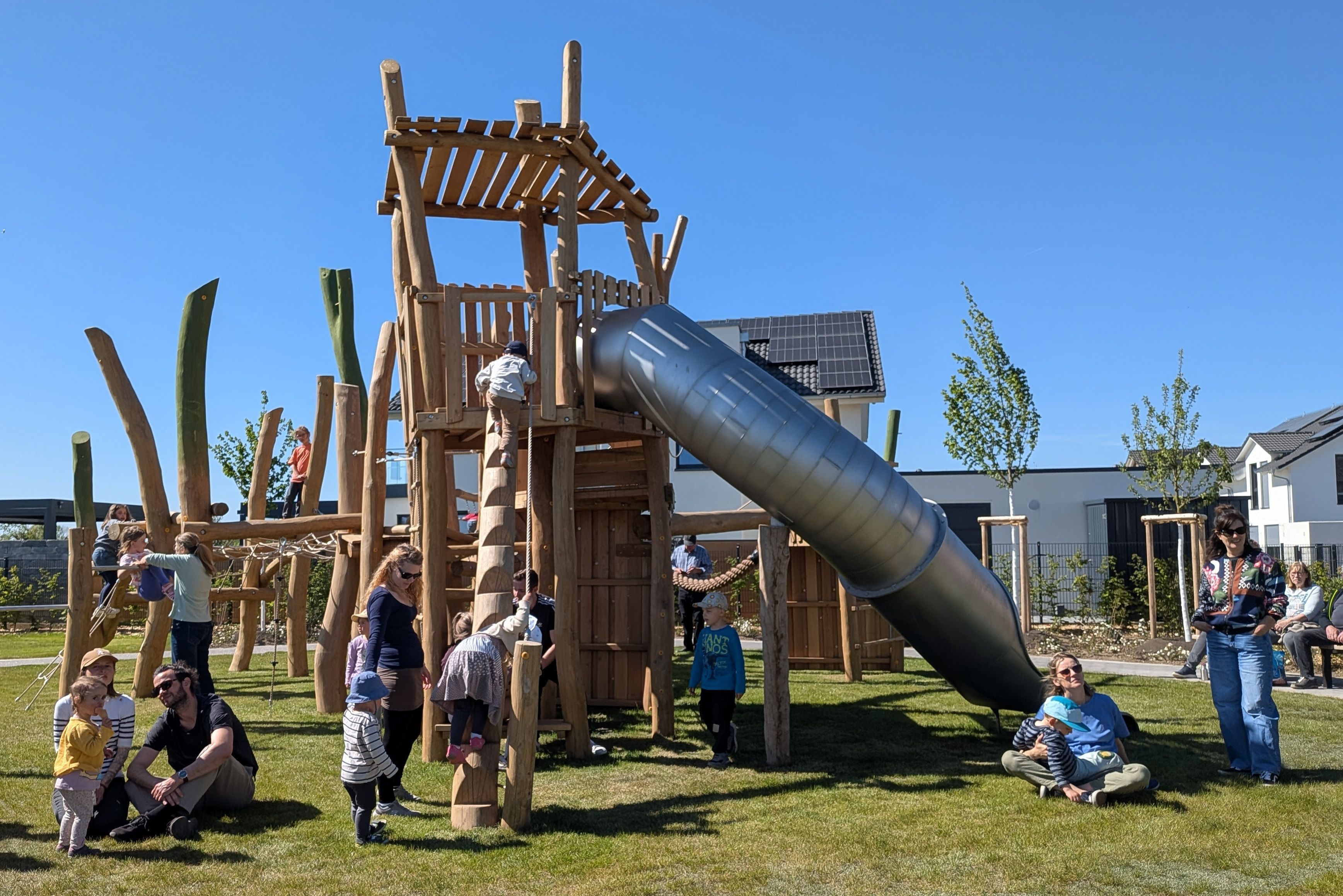 Jüngst saniert und eingeweiht: der neue Spielplatz mit Tunnelrutsche im Rösberger Neubaugebiet.
