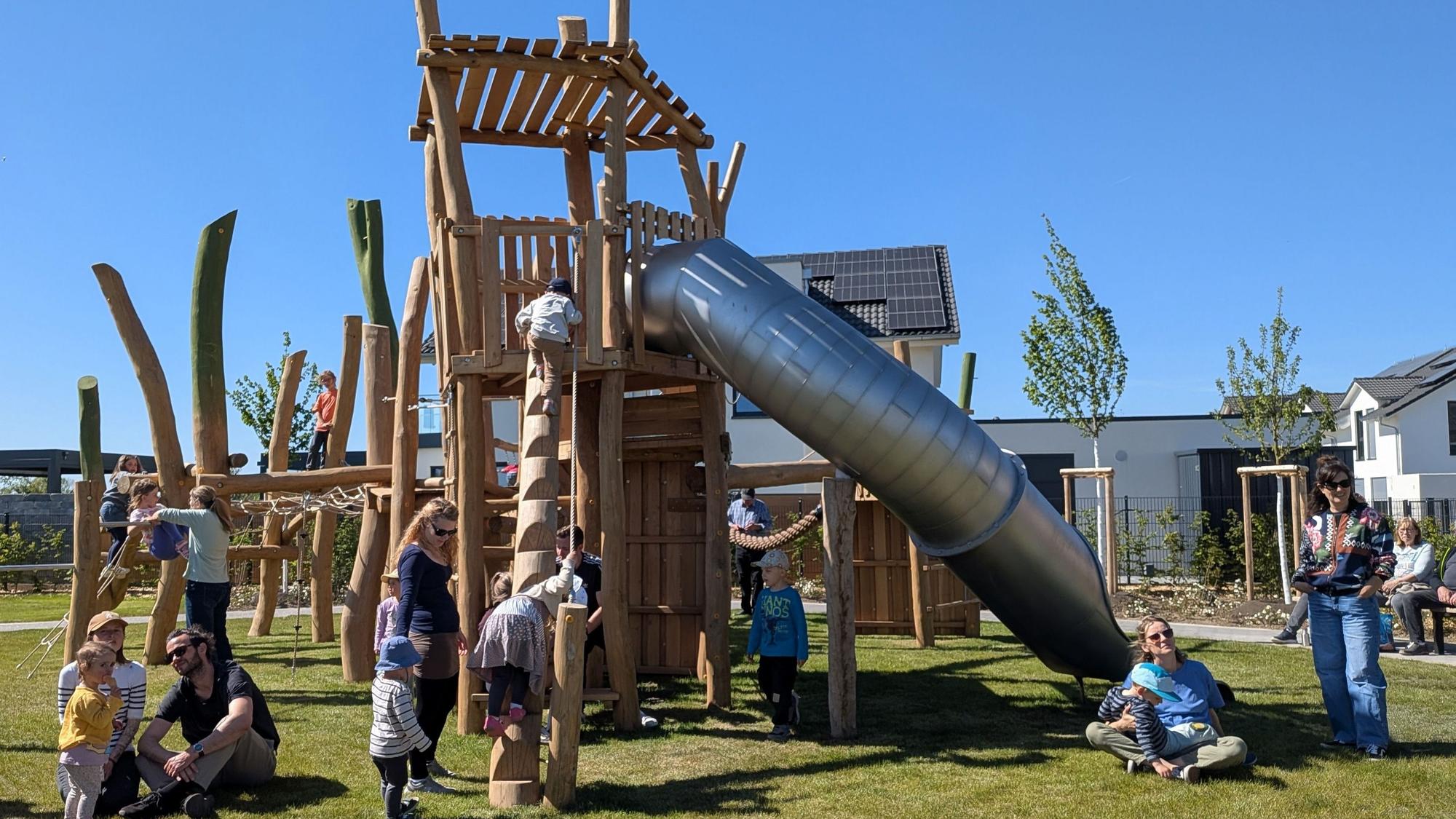 Jüngst saniert und eingeweiht: der neue Spielplatz mit Tunnelrutsche im Rösberger Neubaugebiet.