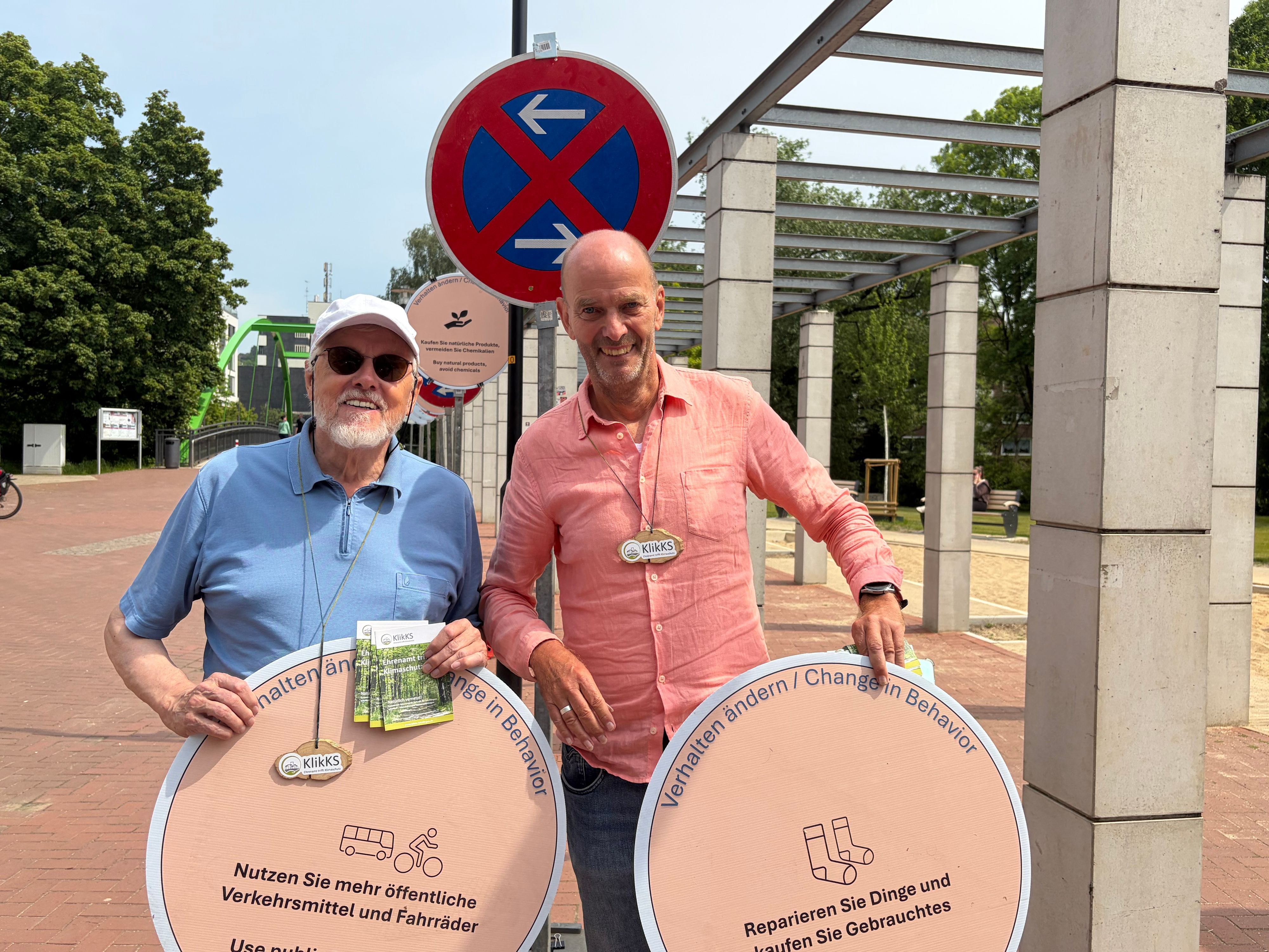 Friedrich Rohdenburg (l) und Hans-Peter Stupp mit den Verkehrsschildern für nachhaltiges Verhalten.