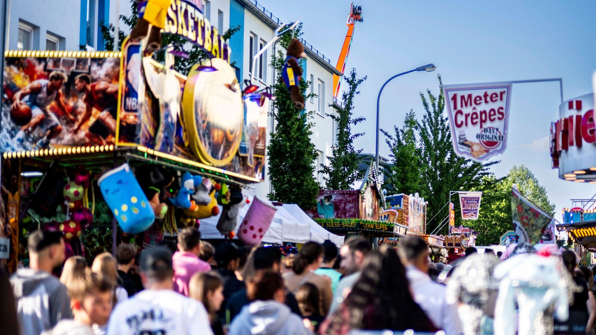 Das Bild zeigt einen Blick auf die Euskirchener Kirmes.