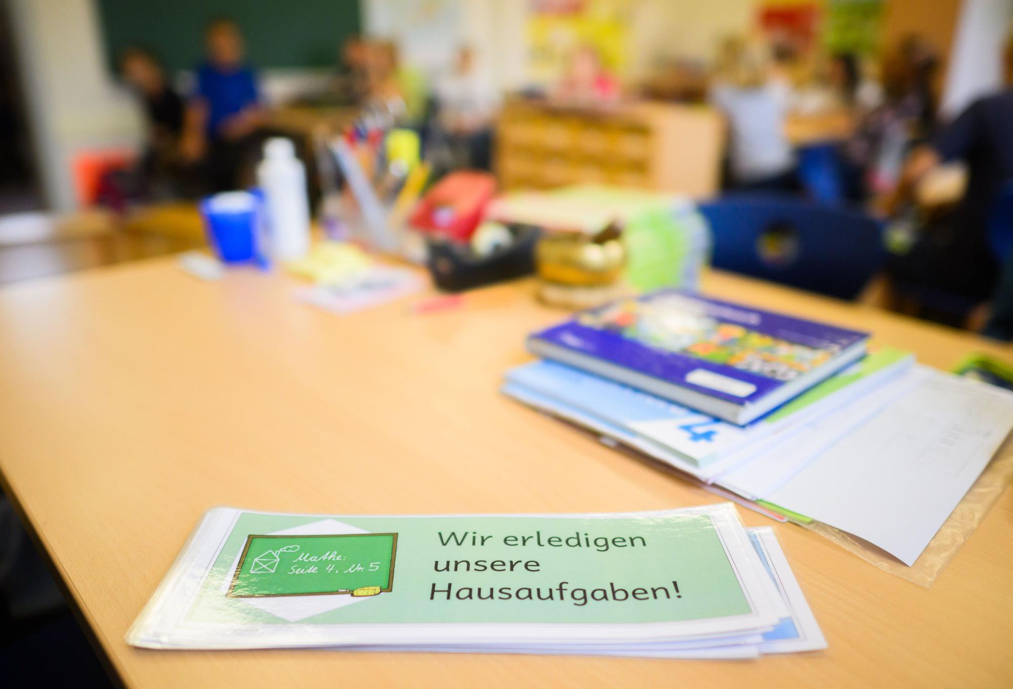 Hausaufgabenbetreuung ist eine Aufgabe der OGS. In Reichshof müssen Eltern für die OGS künftig mehr bezahlen.