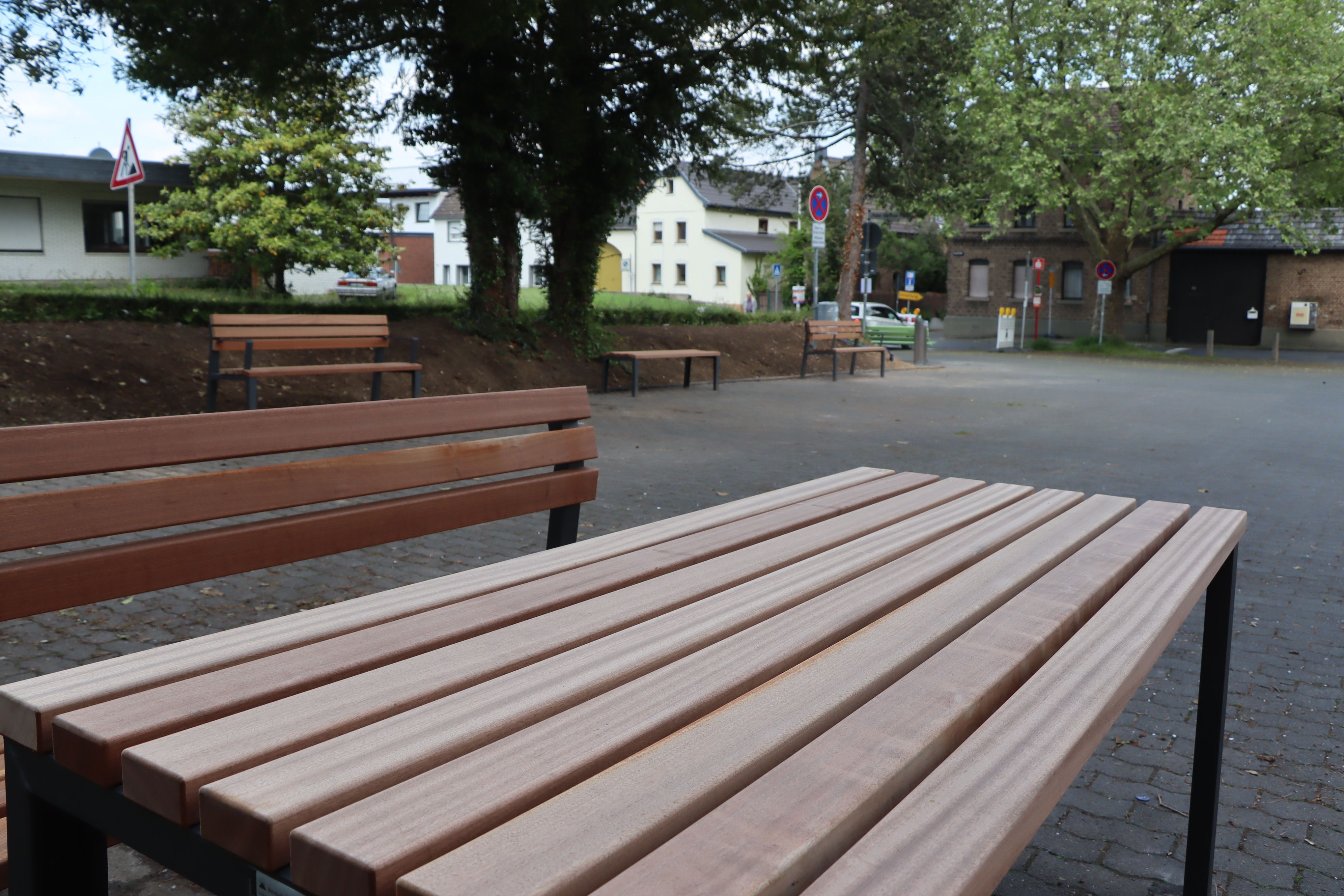Neue schicke Bänke sind jetzt auf dem auf dem Dorfplatz – dem Pater-Bertram-Platz – aufgestellt.