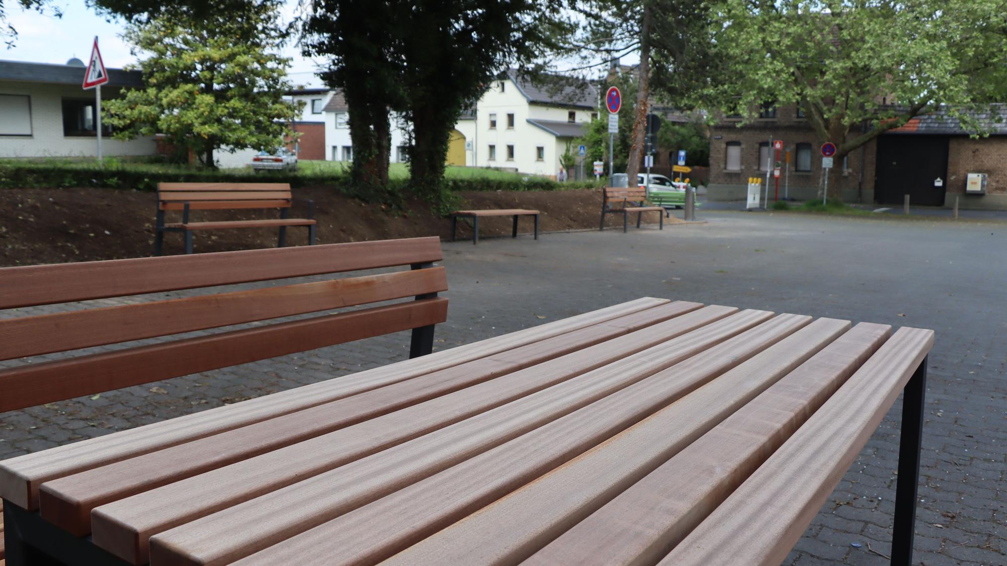 Neue schicke Bänke sind jetzt auf dem auf dem Dorfplatz – dem Pater-Bertram-Platz – aufgestellt.