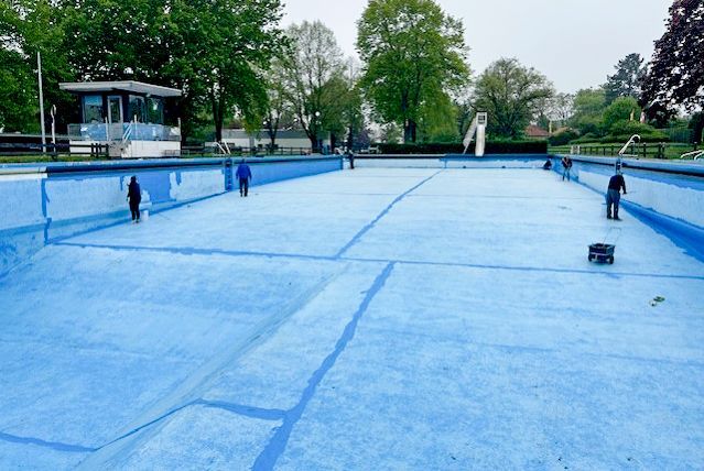 Das Bild zeigt das Schwimmbad in Kierdorf während des Anstrichs.