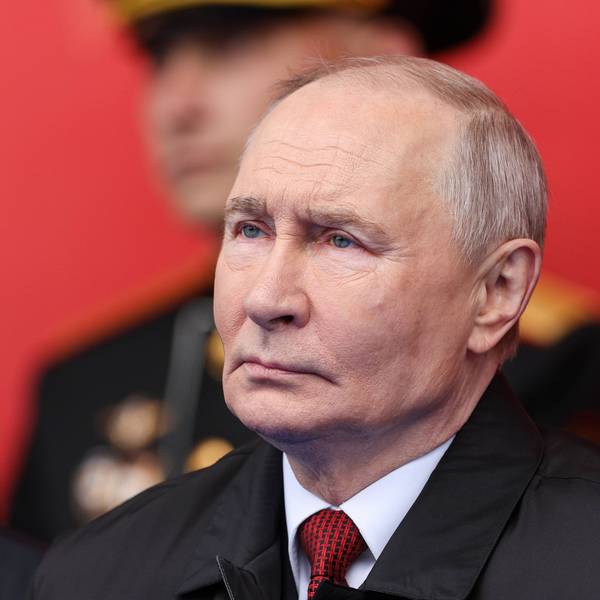 Kremlchef Wladimir Putin betrachtet die Siegesparade am 9. Mai in Moskau.