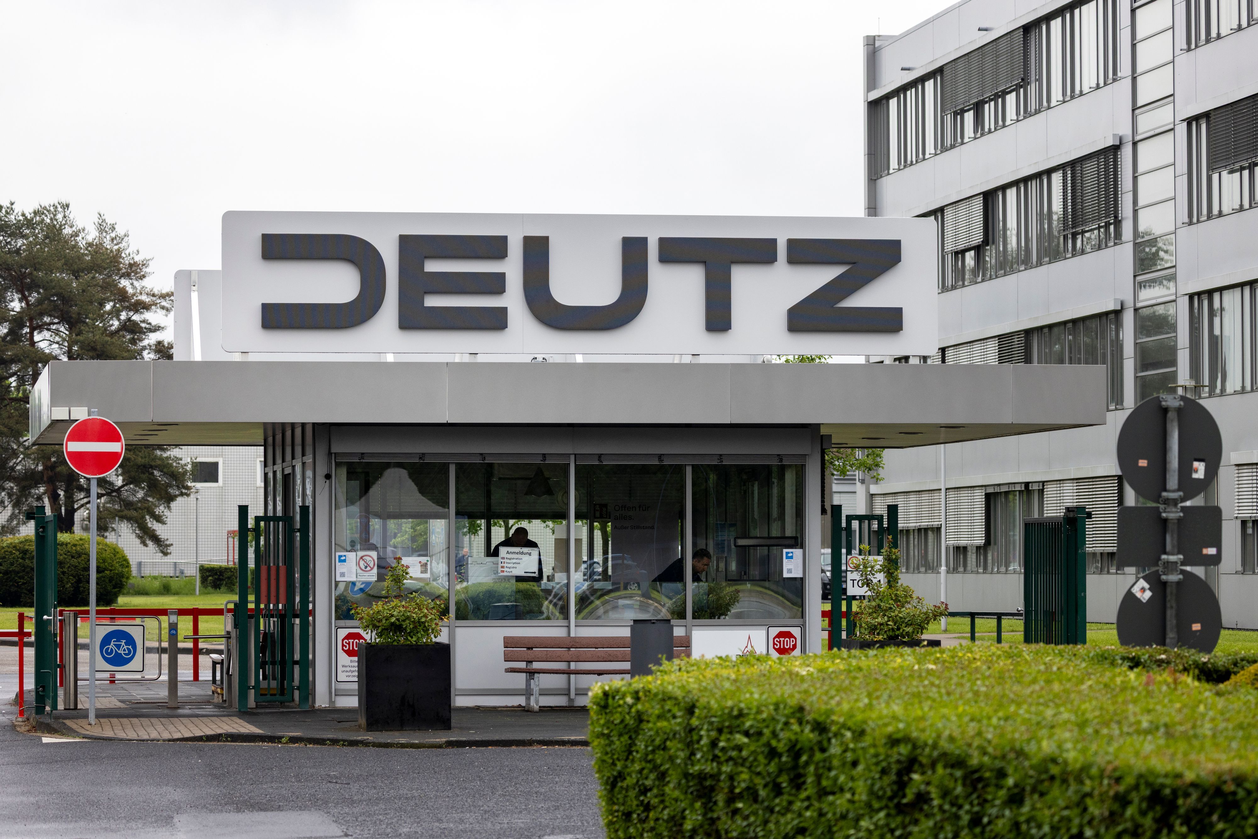 Empfang vor dem Deutz-Sitz in Köln-Porz mit dem neuen Schriftzug auf dem Gebäude