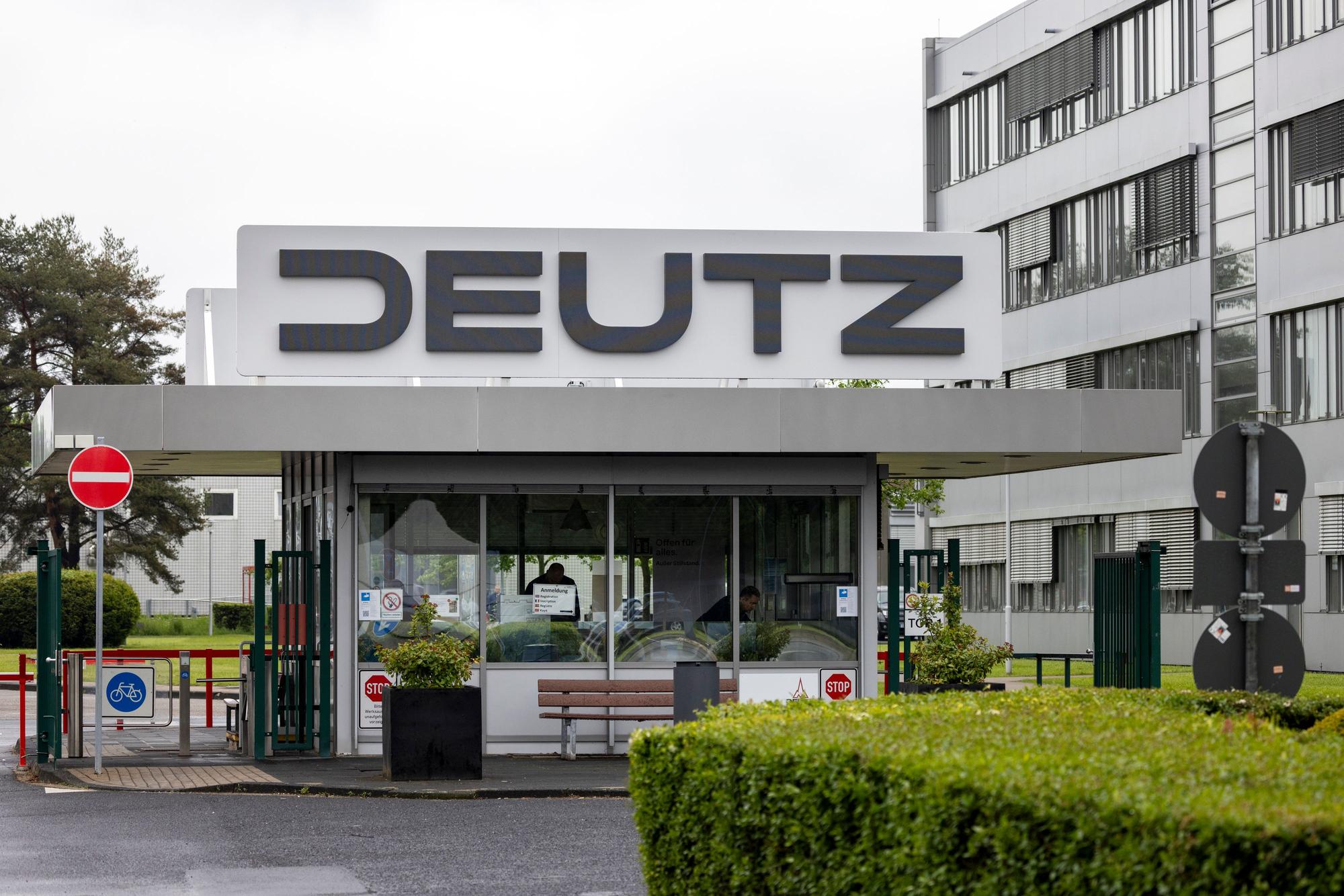 Empfang vor dem Deutz-Sitz in Köln-Porz mit dem neuen Schriftzug auf dem Gebäude