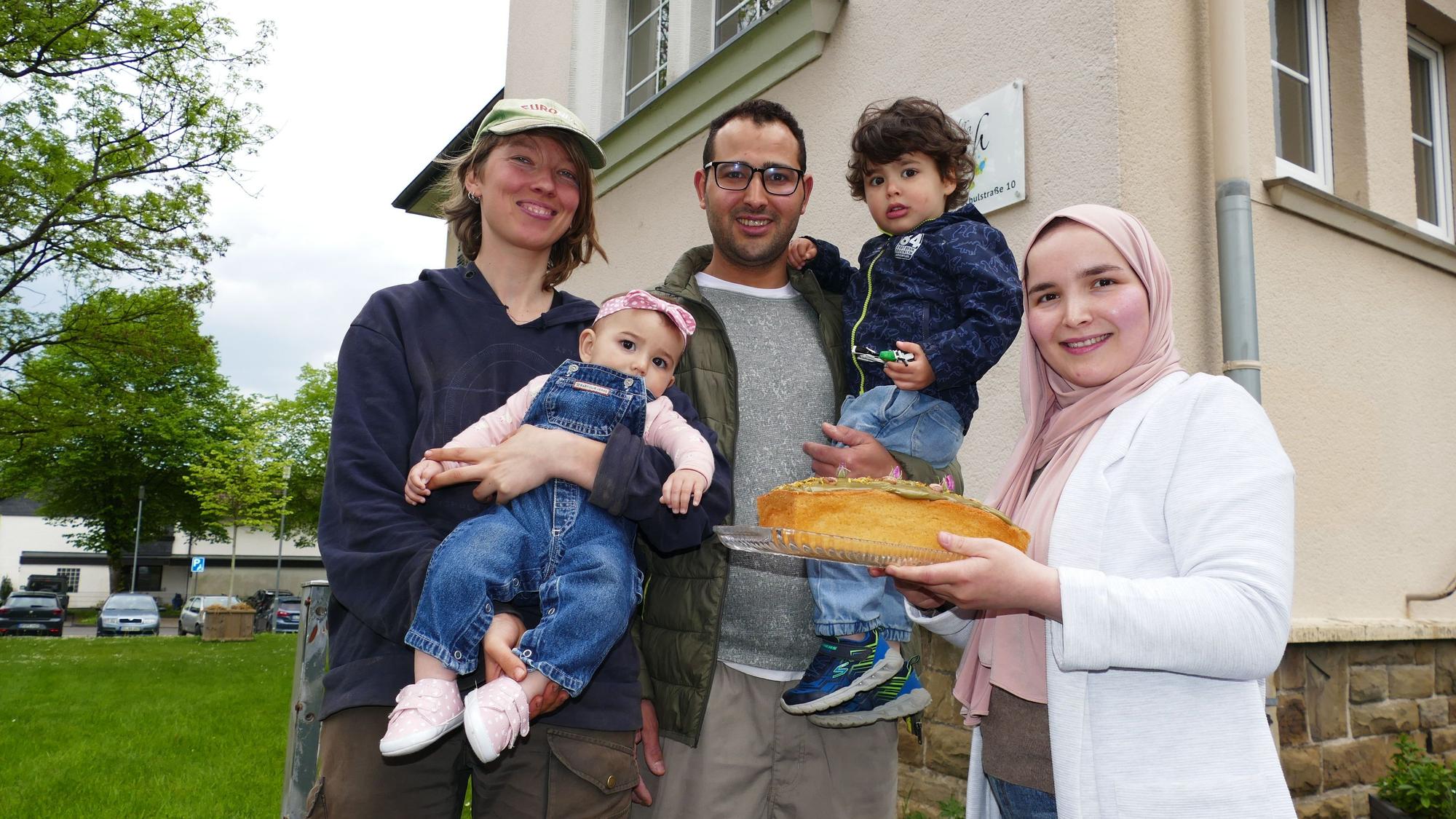 Naima Farhane und Ali Hadri sind mit ihren Kindern Aischa und Alaa oft in der Villa Much, wo sie auf ihre Freundin Amayi Breuer (links) treffen.