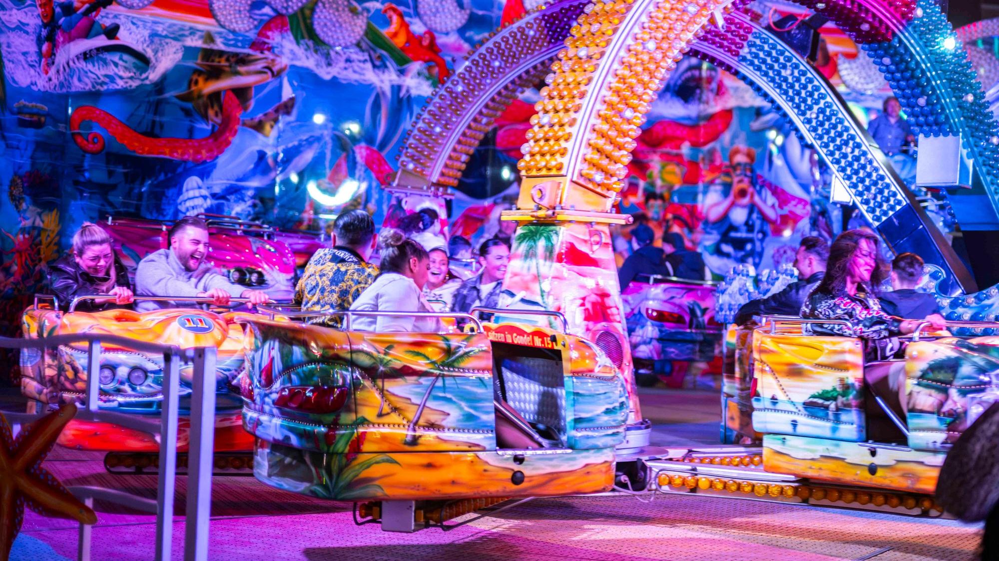 Das Bild zeigt ein Fahrgeschäft auf der Euskirchener Mai-Kirmes.
