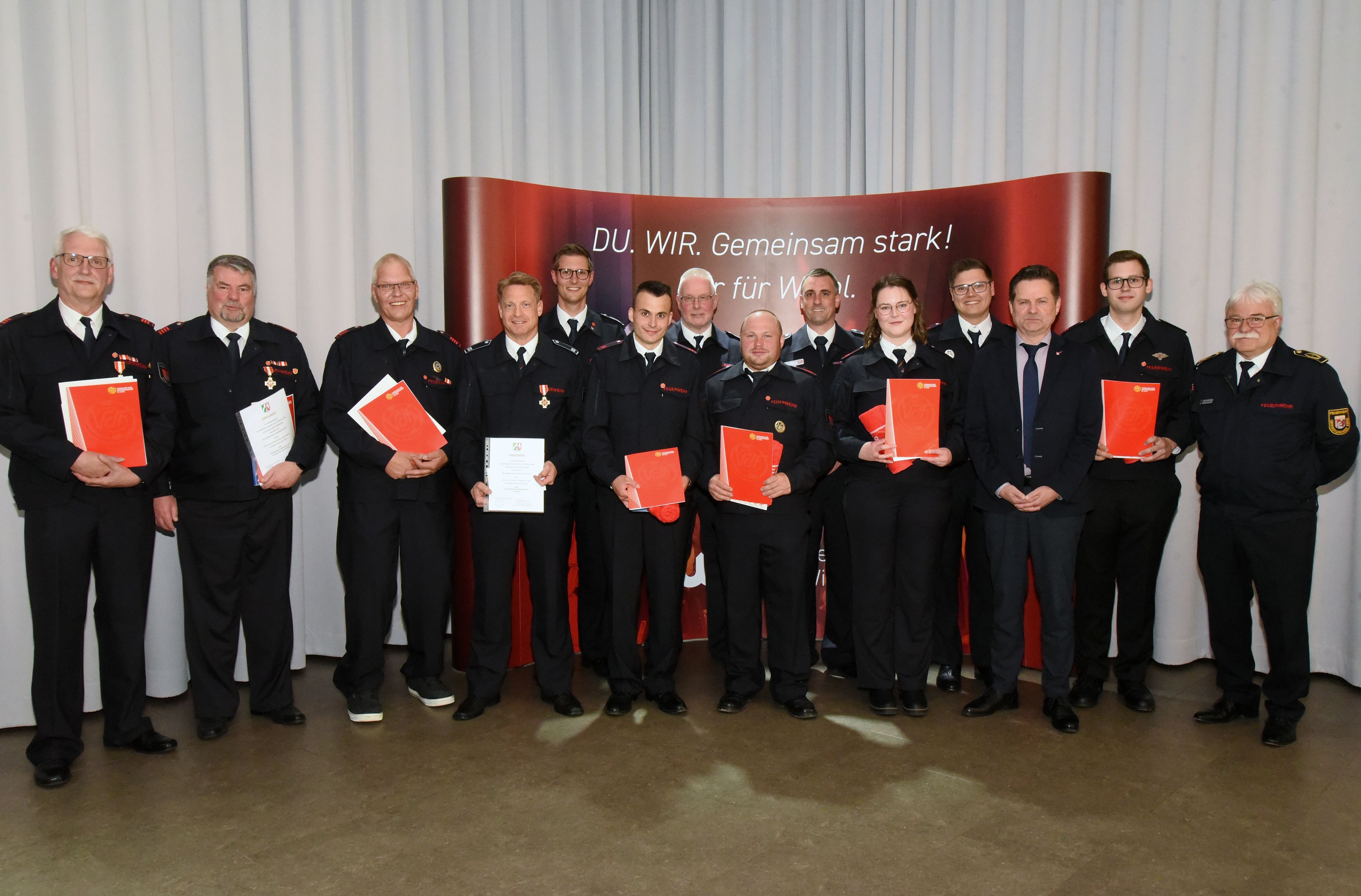 Gruppenbild mit Feuerwehrleuten.