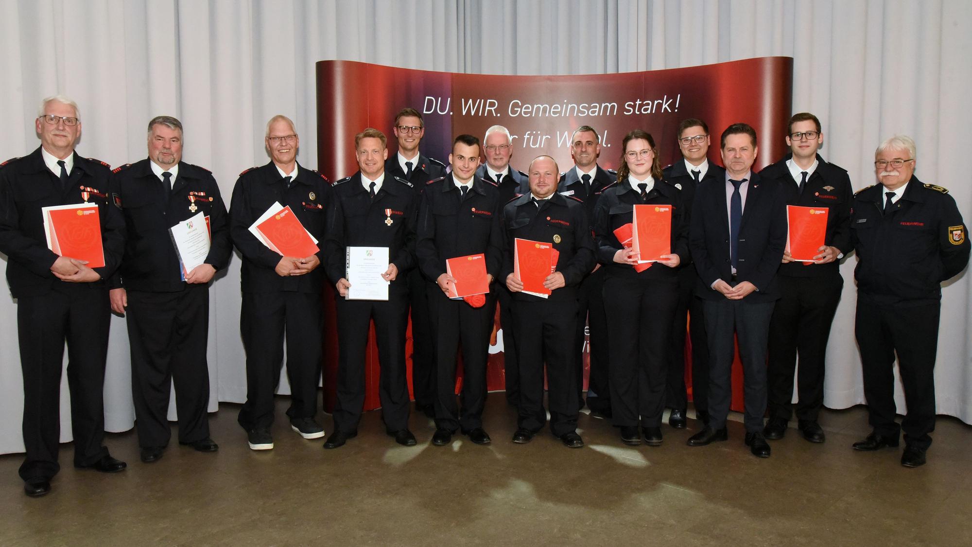 Gruppenbild mit Feuerwehrleuten.