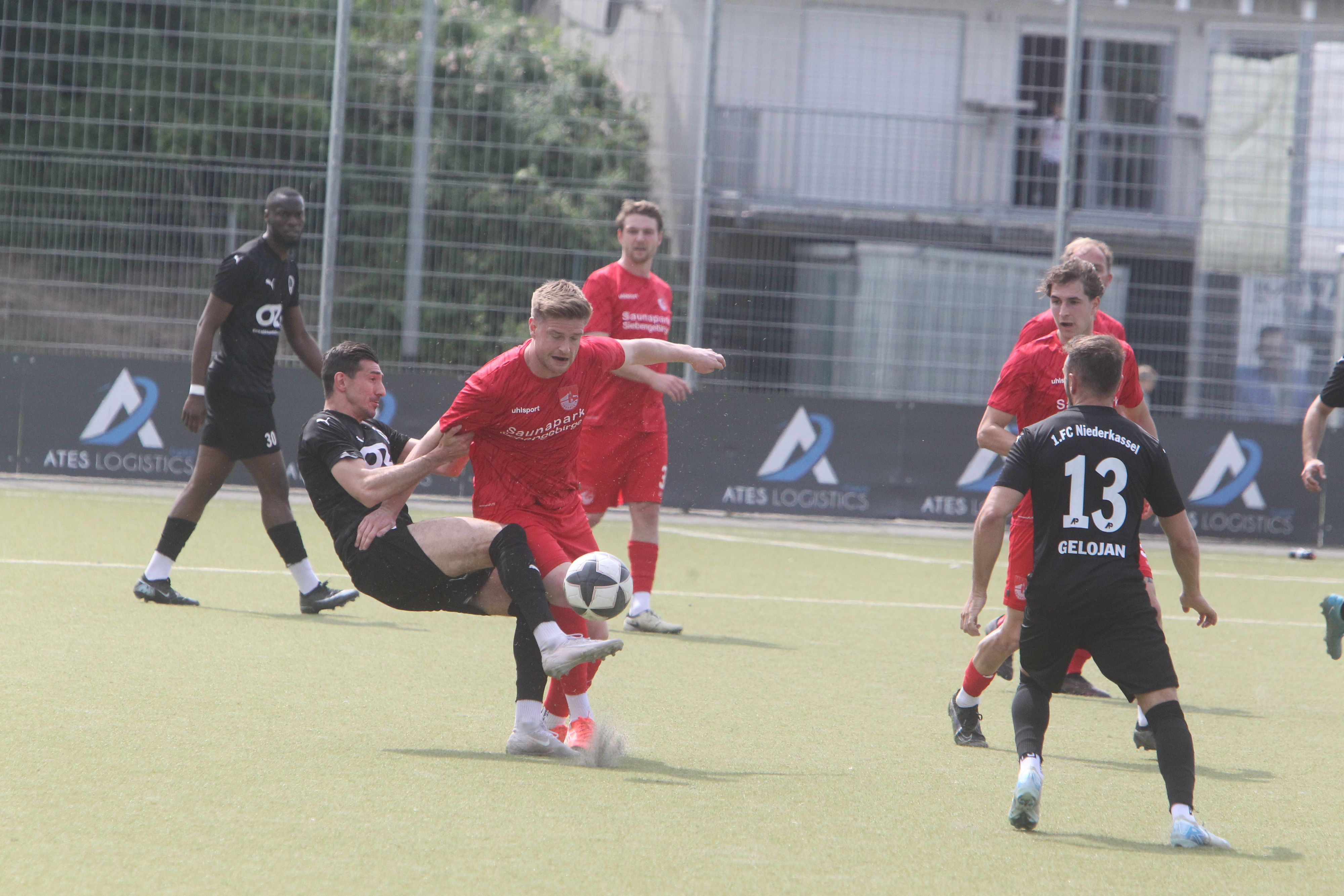 Schenken sich nichts: Deniz Durmus (links) vom 1. FCN und TuS-Akteur Nils Lokotsch.