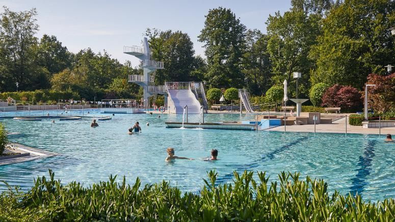 Gäste planschen im Freibad Verl.