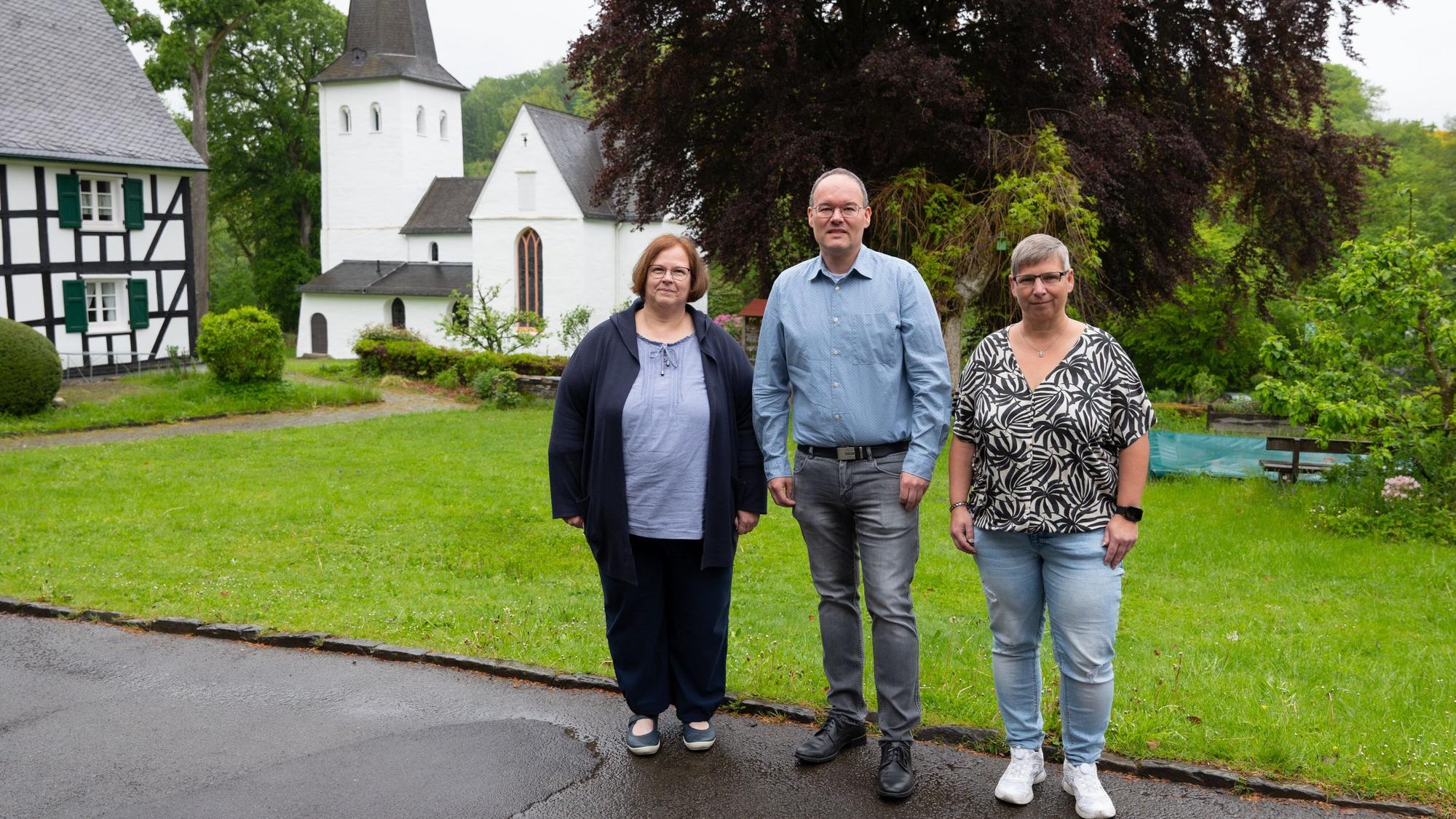 Das Foto zeigt Pfarrer Marc Platten mit den Standesbeamtinnen Cornelia Dickmann und Antje Schneider vor der Kreuzkirche.